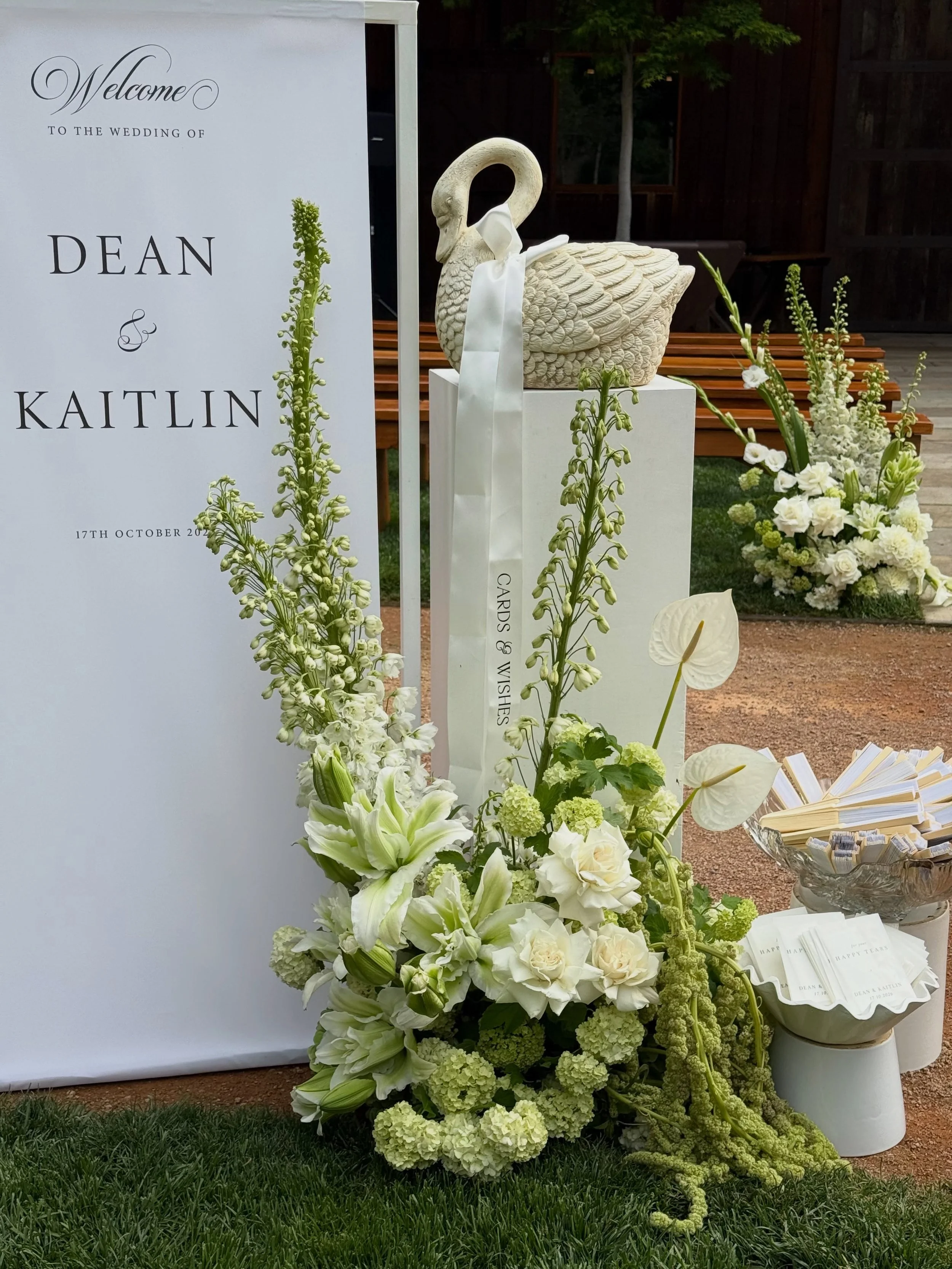 Kaitlin &amp; Dean at one of our favourite places, @bendooleyestate 🦢

A palette of crisp whites and lime greens, paired with chocolate brown accents and subtle swan details woven throughout their styling.

We designed on the iconic Bendooley hoop w