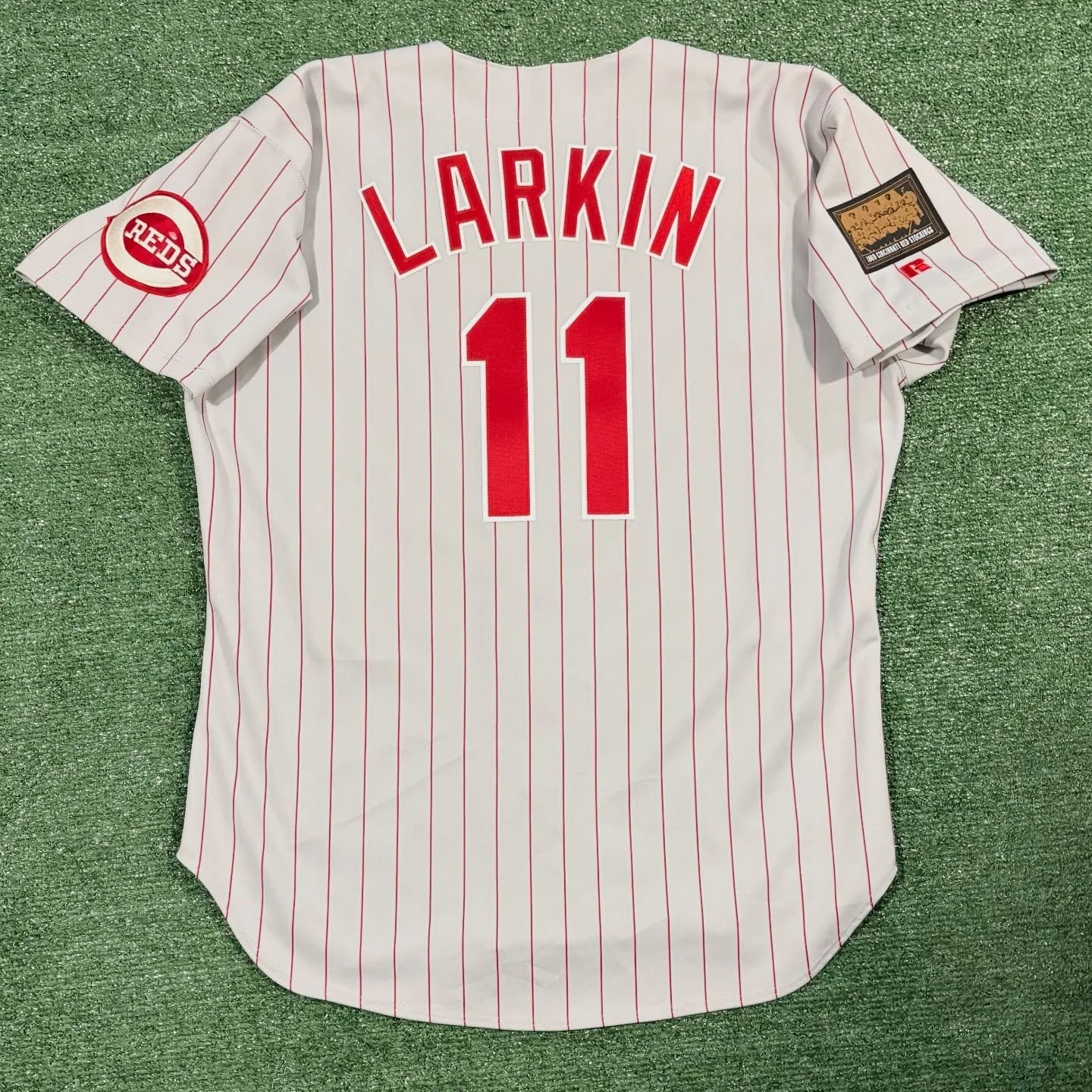Barry Larkin Reds 1994 Road Jersey

2 interesting notes about this jersey:

The Reds were 1 of 2 teams that did not use the standard MLB 125 patch. The other was the Expos, who sported a French version.

This is (to my knowledge) the only MLB jersey 