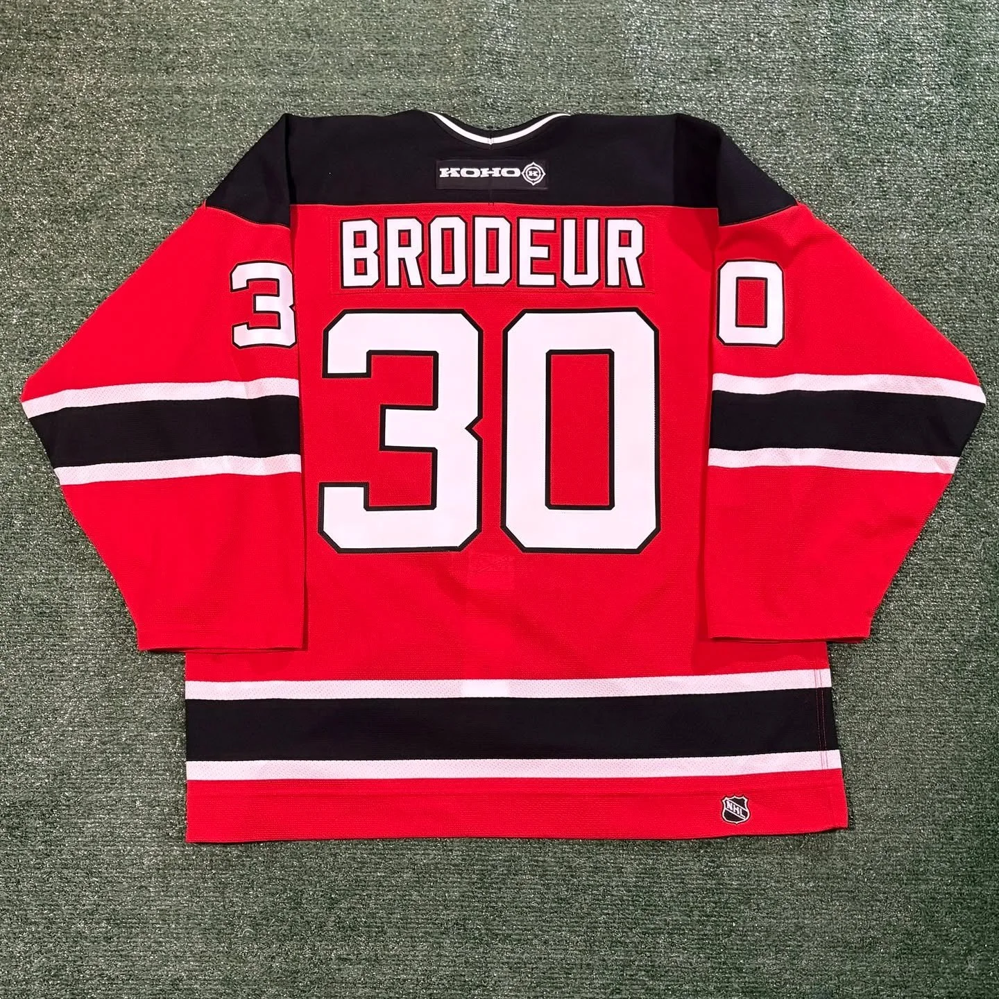 Martin Brodeur Devils 2000 Stanley Cup Jersey

This originally had a kit that was too small for this size 56 jersey and 2001 cup patch BELOW the 2000 patch. Normally, patch residue is tougher to remove than anything, but it stripped with no issue.

F