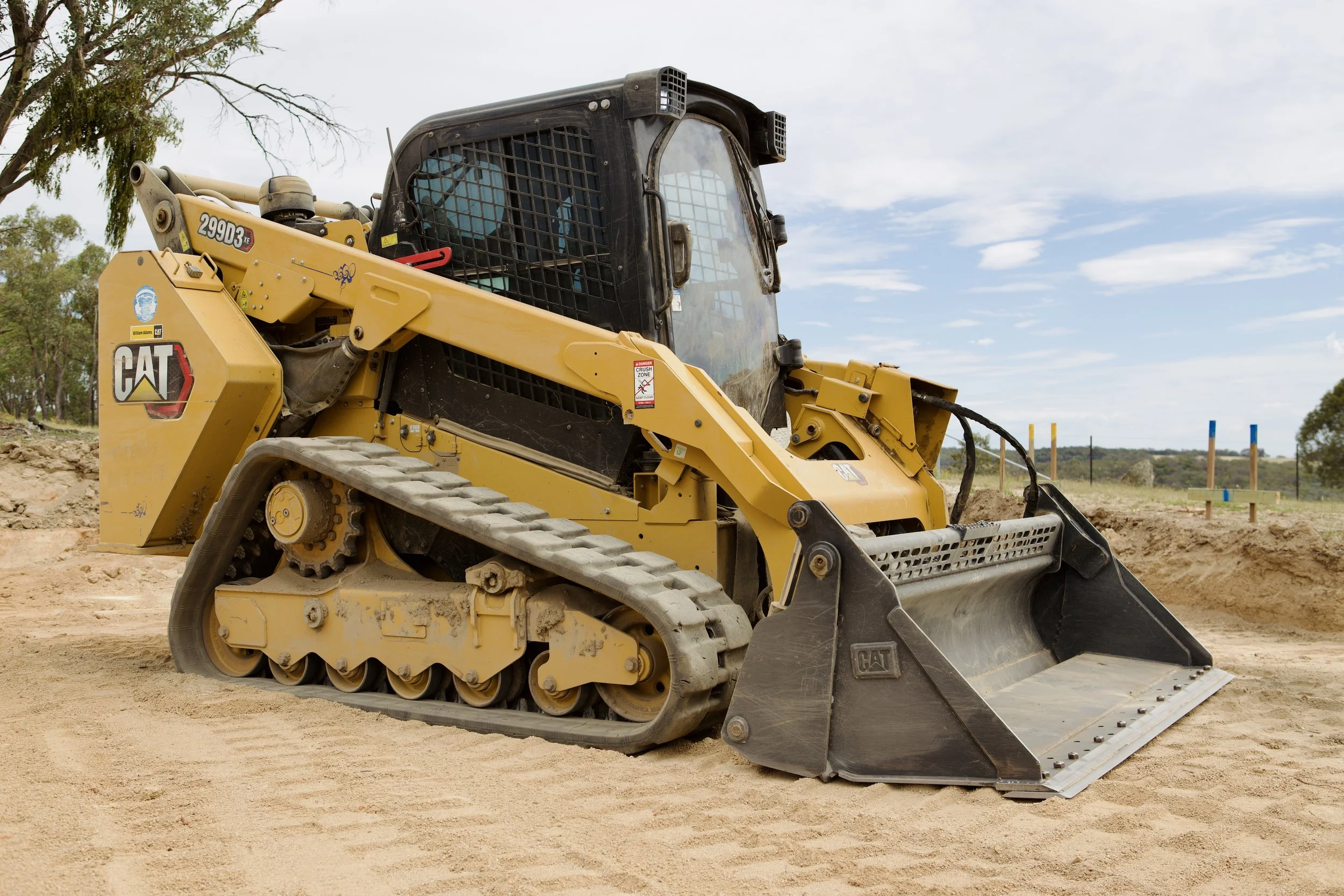 4 in 1 Bucket: For versatile material handling and excavation.