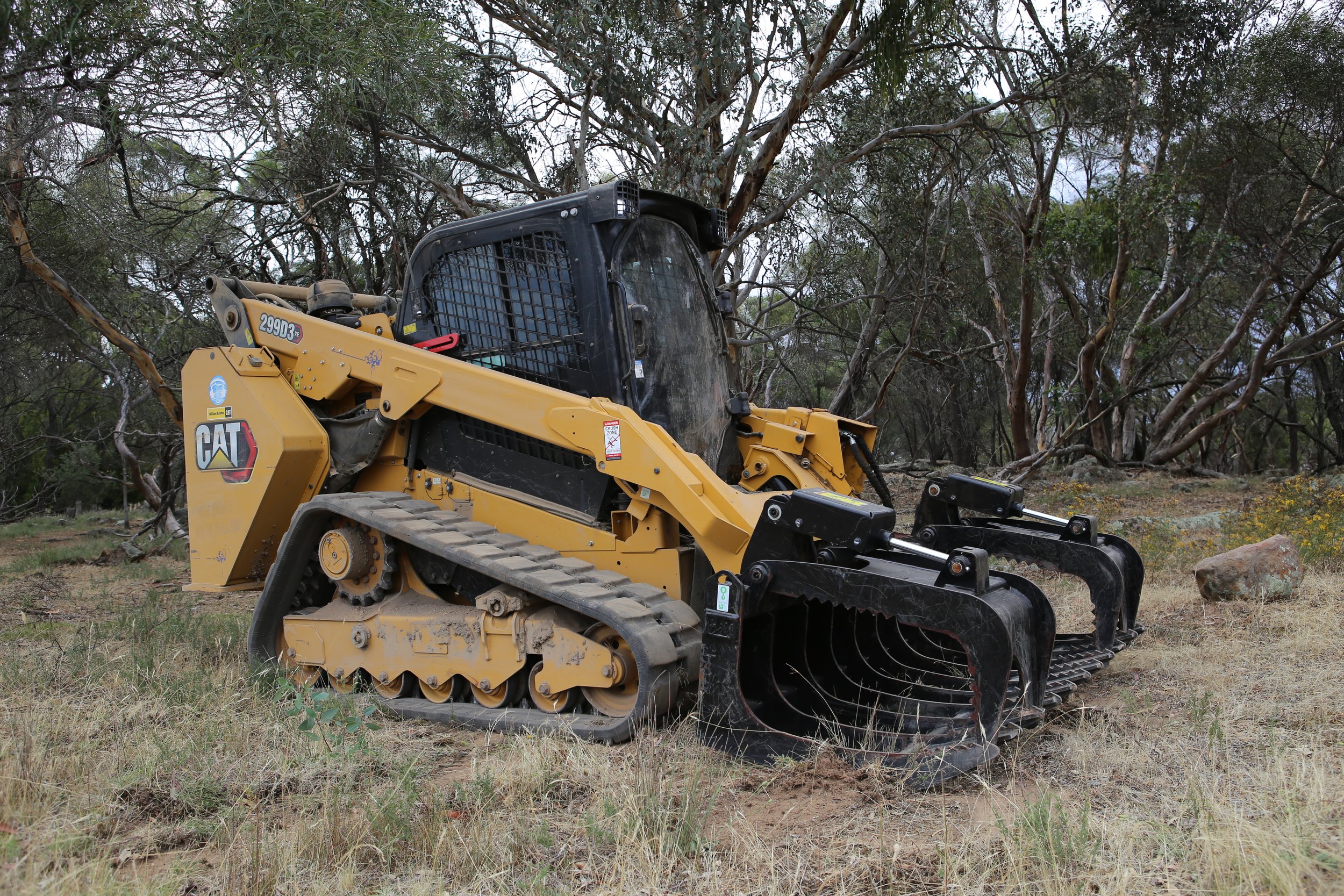 Grapple Bucket: Excellent for handling logs, branches, and other debris.