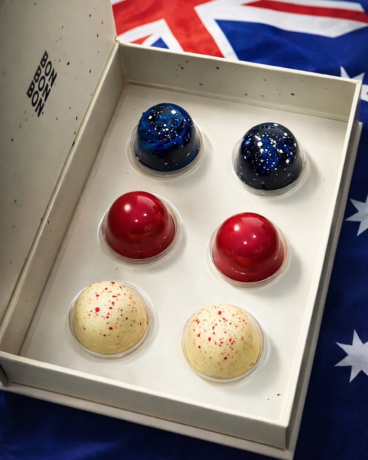 Football, meat pies, kangaroos and Bonbons! 🇦🇺

Our limited edition Australia Day Collection is here &mdash; a fun sweet addition to the long weekend.

A nod to iconic Aussie treats, in a bonbon:
💙Dark chocolate lamington
🤍Vanilla slice
&hearts;️