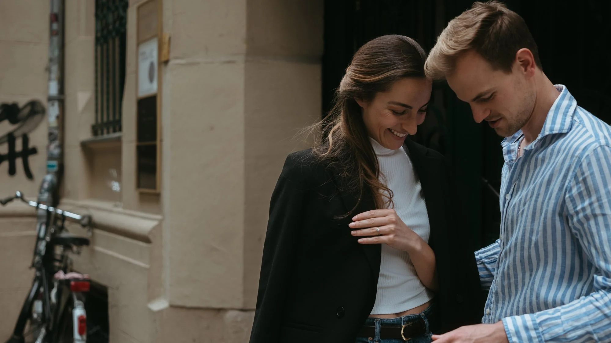 Verlobungsshooting in Berlin Potsdam oder Brandenburg durch Hochzeitsfotografen