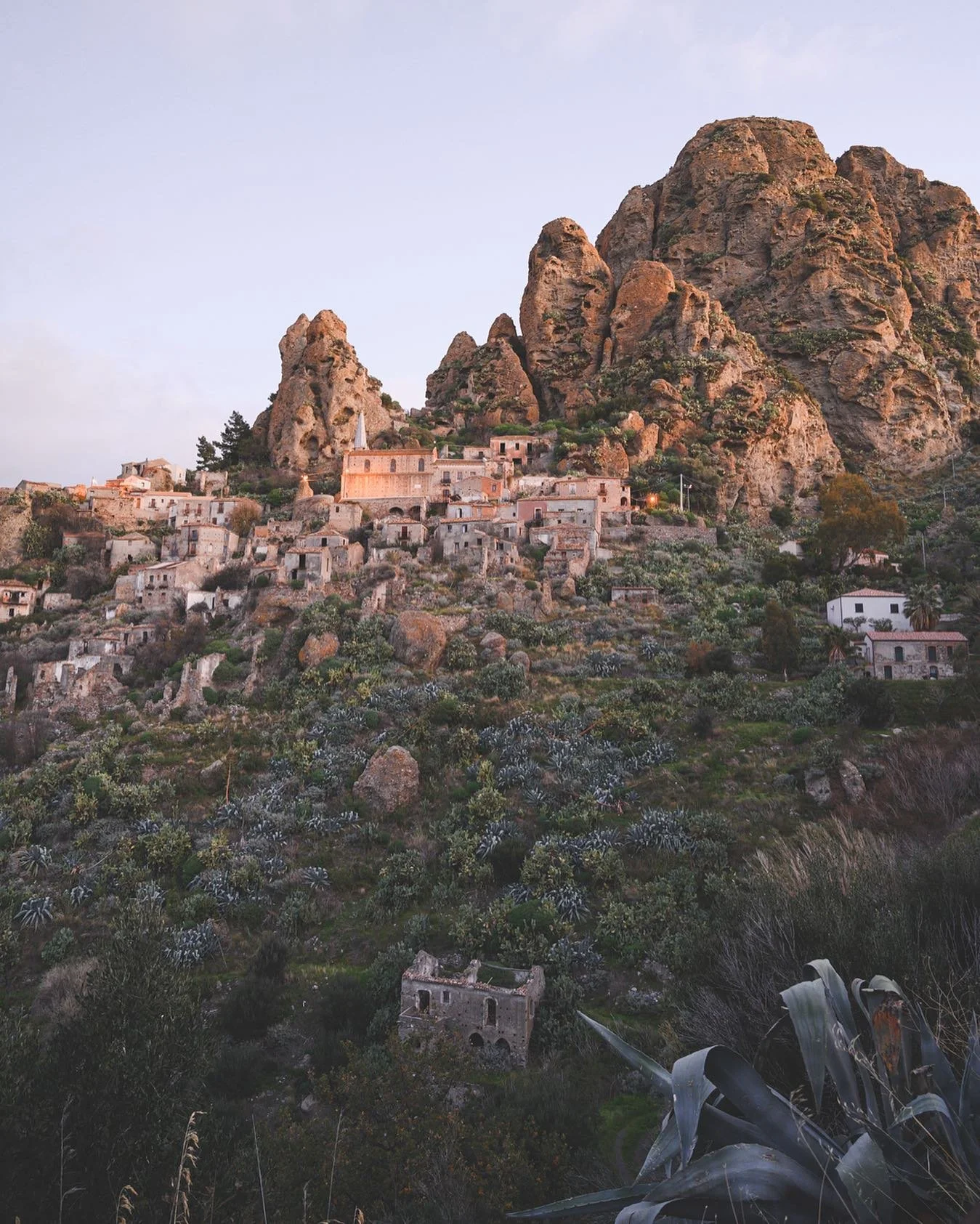 Il borgo arroccato ⛰️
_
_
_
_
_
_
_
_

#rawmates #igerscalabria #earthpix #travelstoke #stayandwander #welivetoexplore #pentedattilo #tlpicks #neverstopexploring #nakedplanet #roamtheplanet #italyontheroad #trentinodavivere #borghipiubelliditalia #di