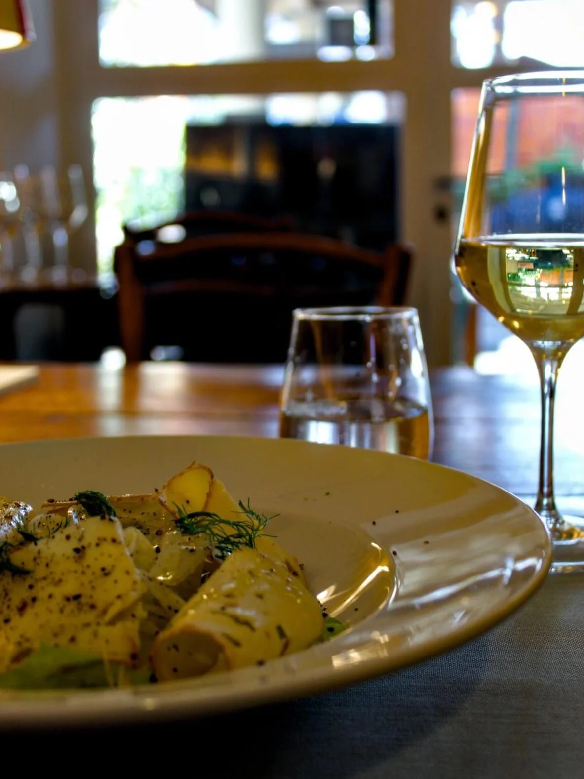 Insalata di finocchi con scaglie di formaggio agli agrumi