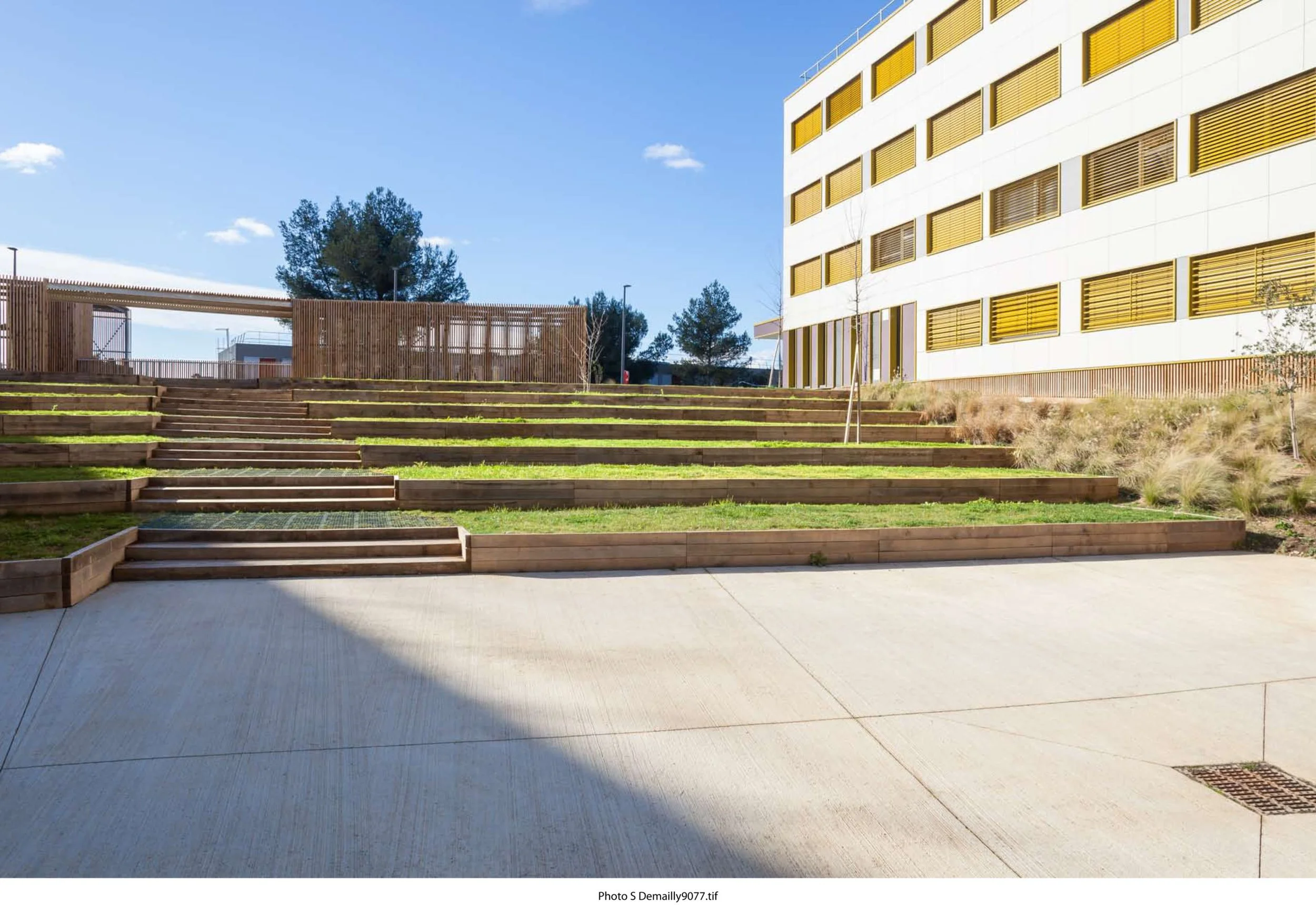 Espaces-extérieurs-de-la-Cité-universitaire-de-Cuques-à-Aix-en-Provence-Marc-Monier-CITTA-Architectes-4-scaled.jpg