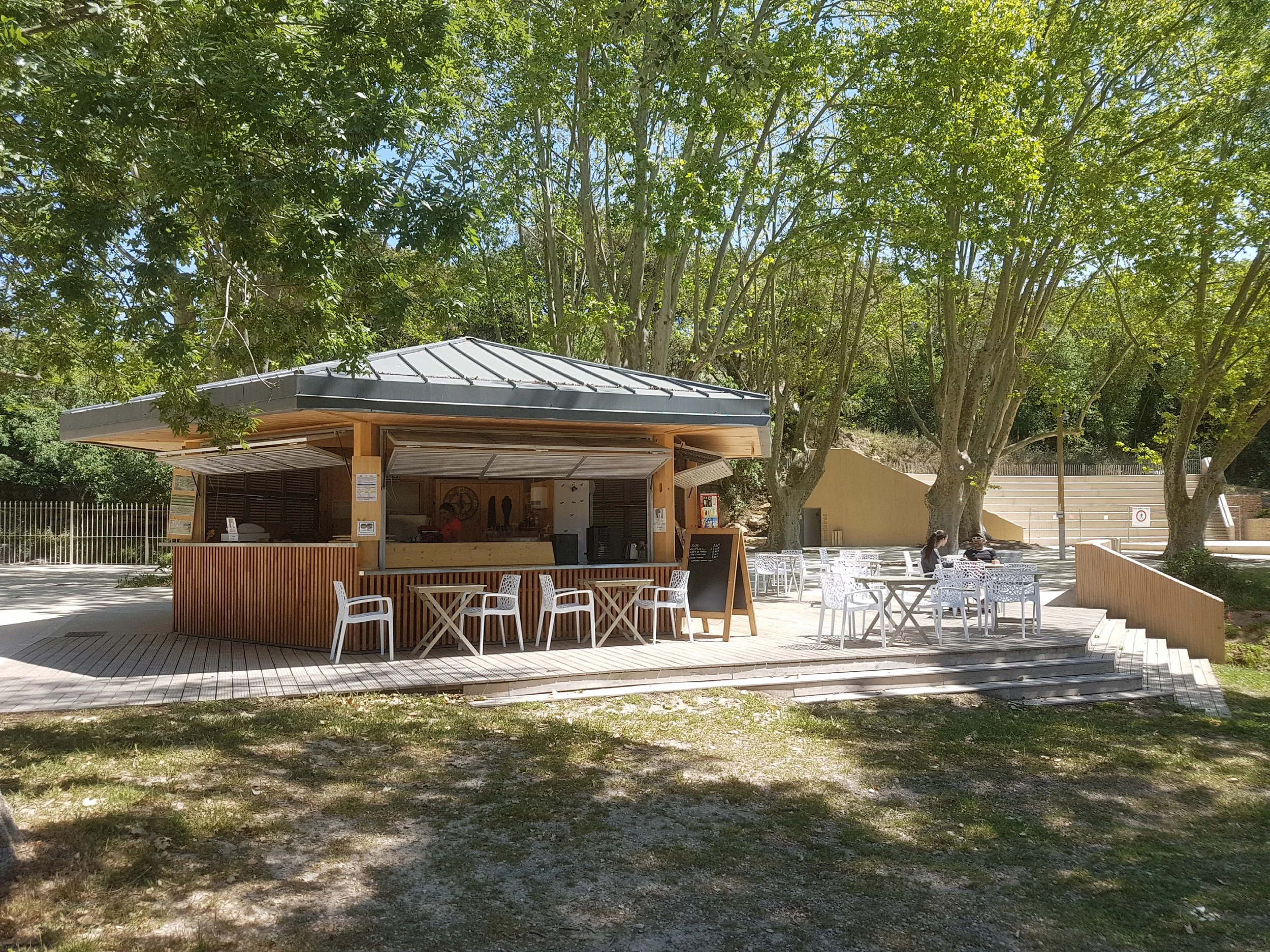 Kiosque & amphithéâtre, parc paysager Mary-Rosegrans, Grans
