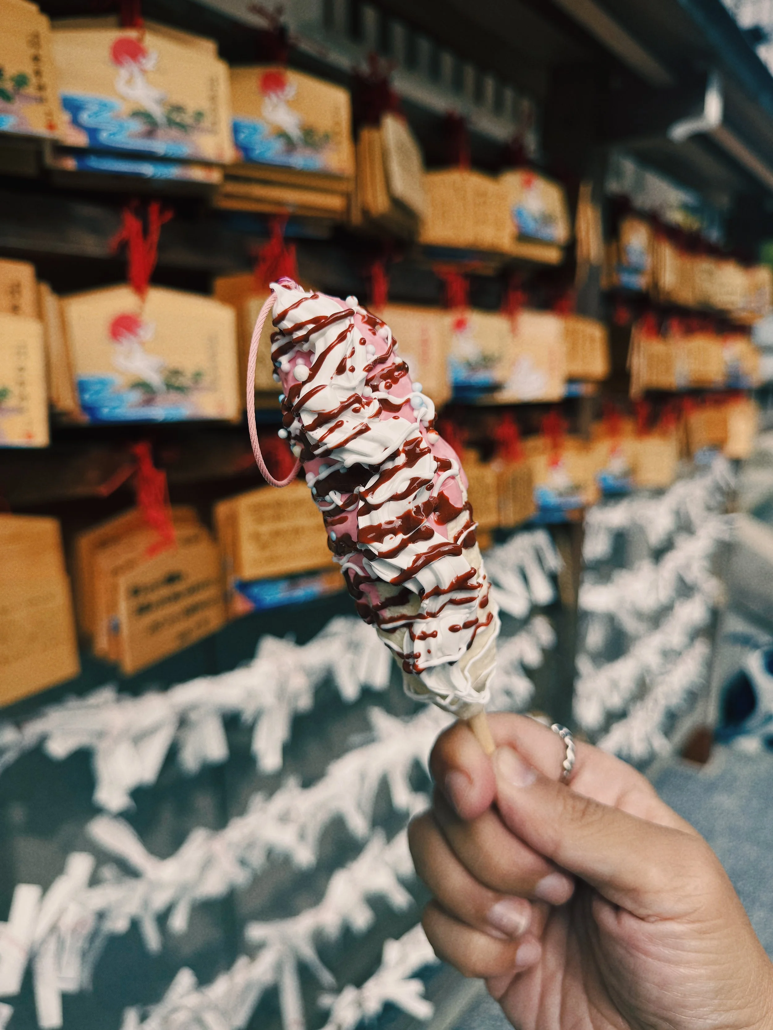 Make one food-replica chocolate banana charm near Kinkaku-ji in Kyoto. Half the banana stays visible, coated in matte crispy chocolate, with glossy caramel on top. 90 minutes, ¥7,000.