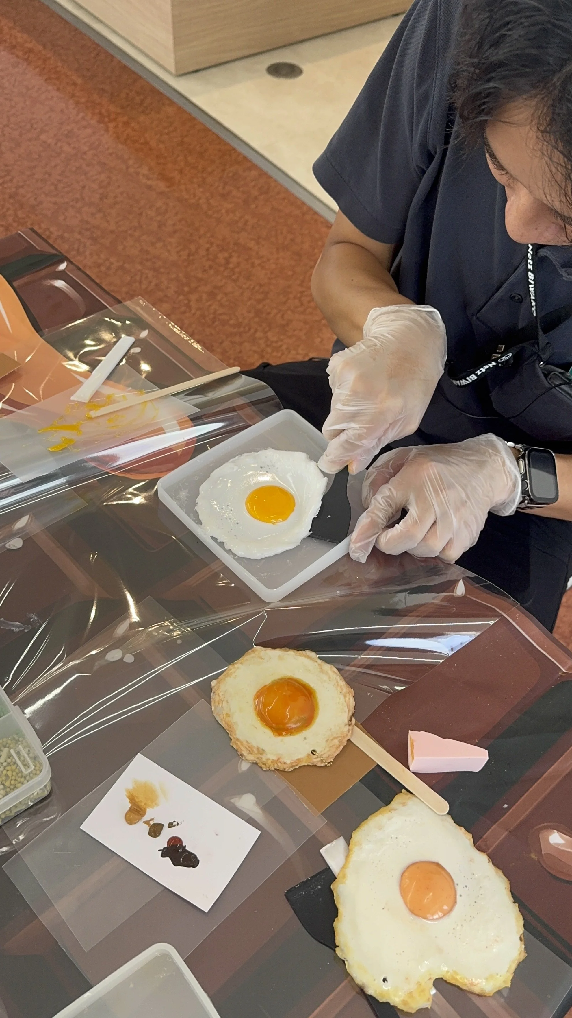 於北區工房製作一個太陽蛋／煎蛋食品模型，可選完整蛋黃或破黃，不用模具。需時 90 分鐘，費用 4,000 日圓，8 歲以上即可參加。