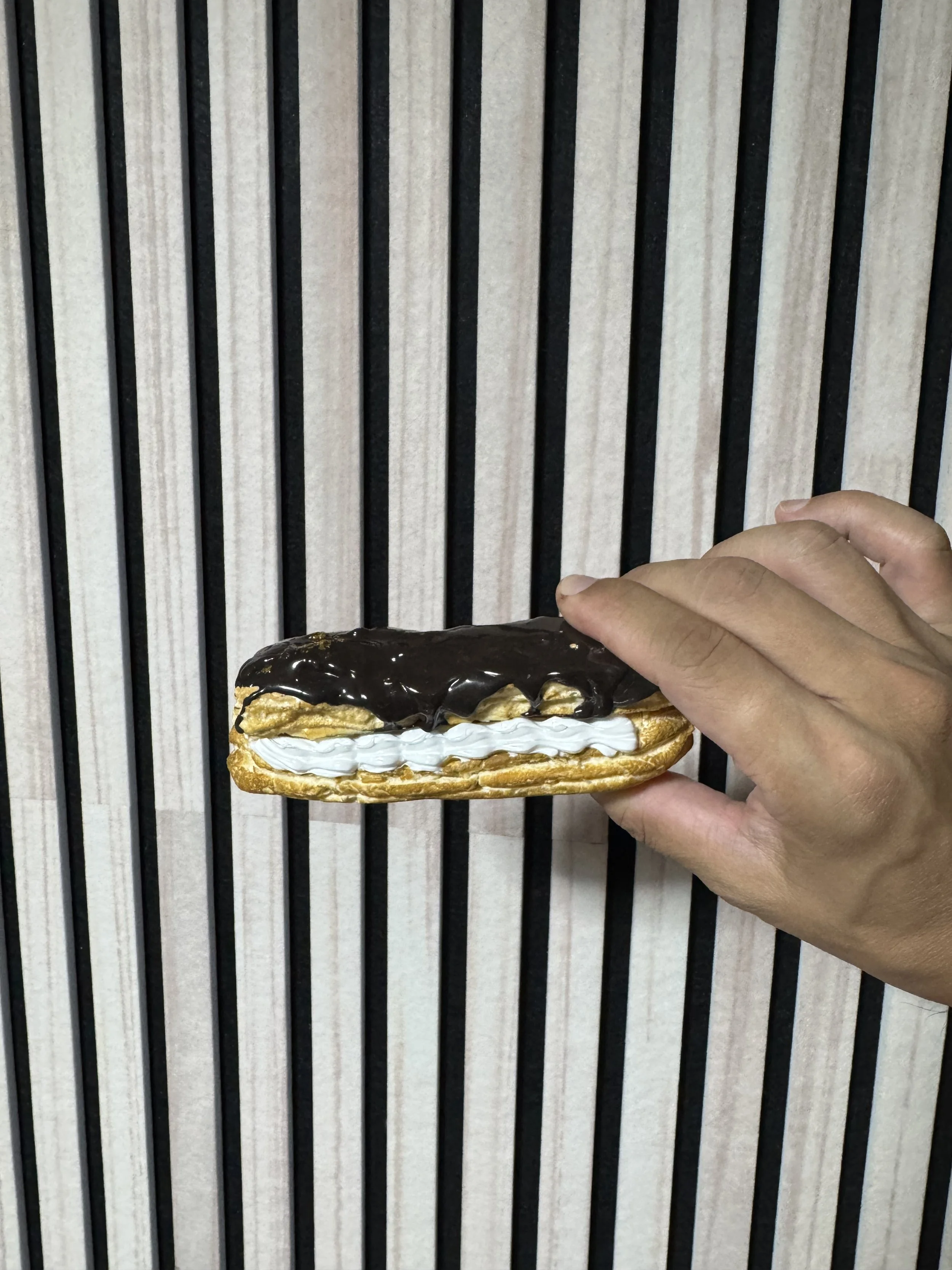 Create an éclair food replica that can be used as a charm or combined with the incense holder as a lid. Add the cream layer and base to complete the Deluxe version. Additional charms/lids are ¥3,000 each.
