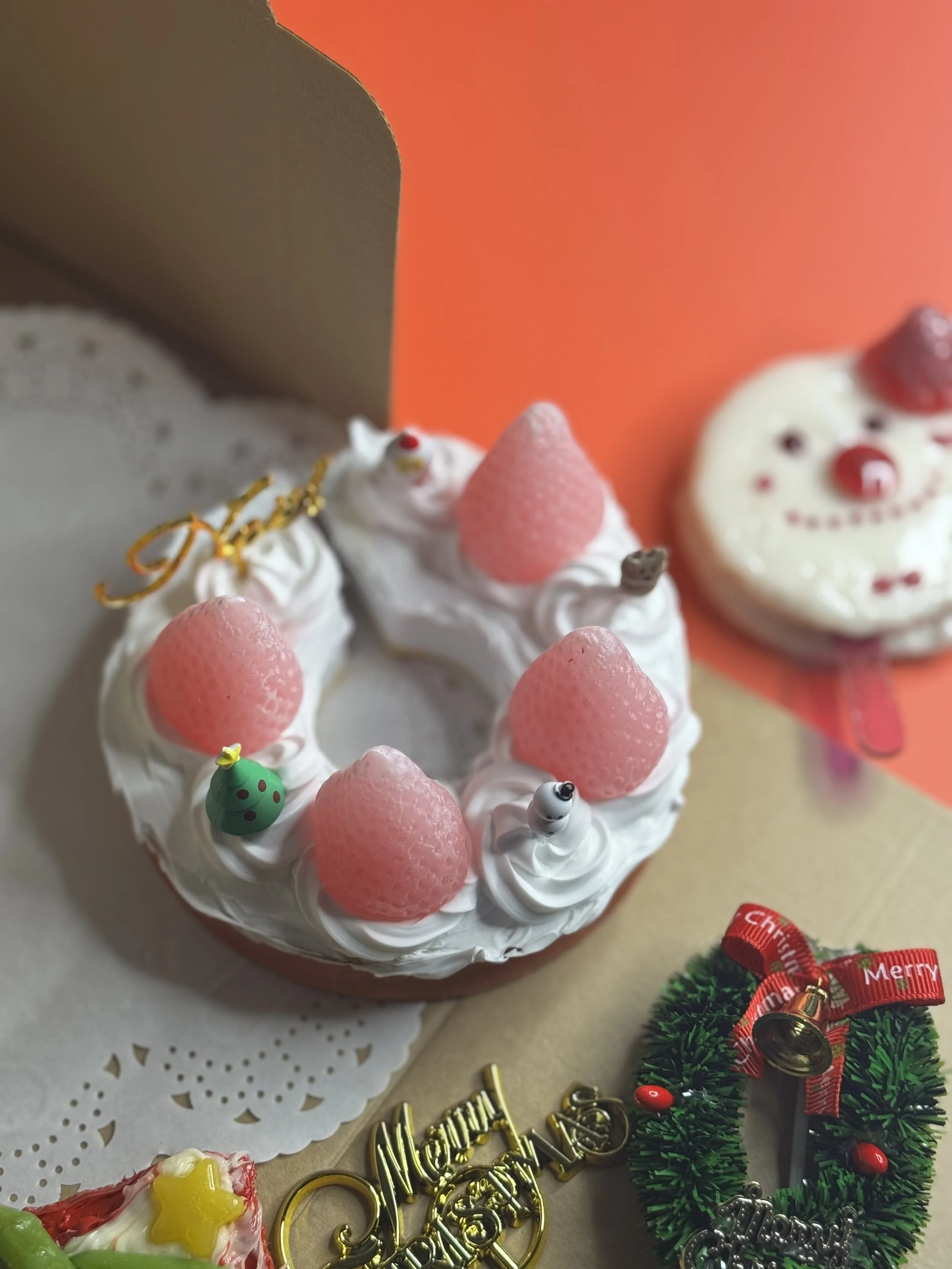atelier melty 252 京都 · バナナシフォンケーキ風ドアストッパー。可愛く実用的で指先を守り、果物トッピングで日常生活に彩りを添えます。