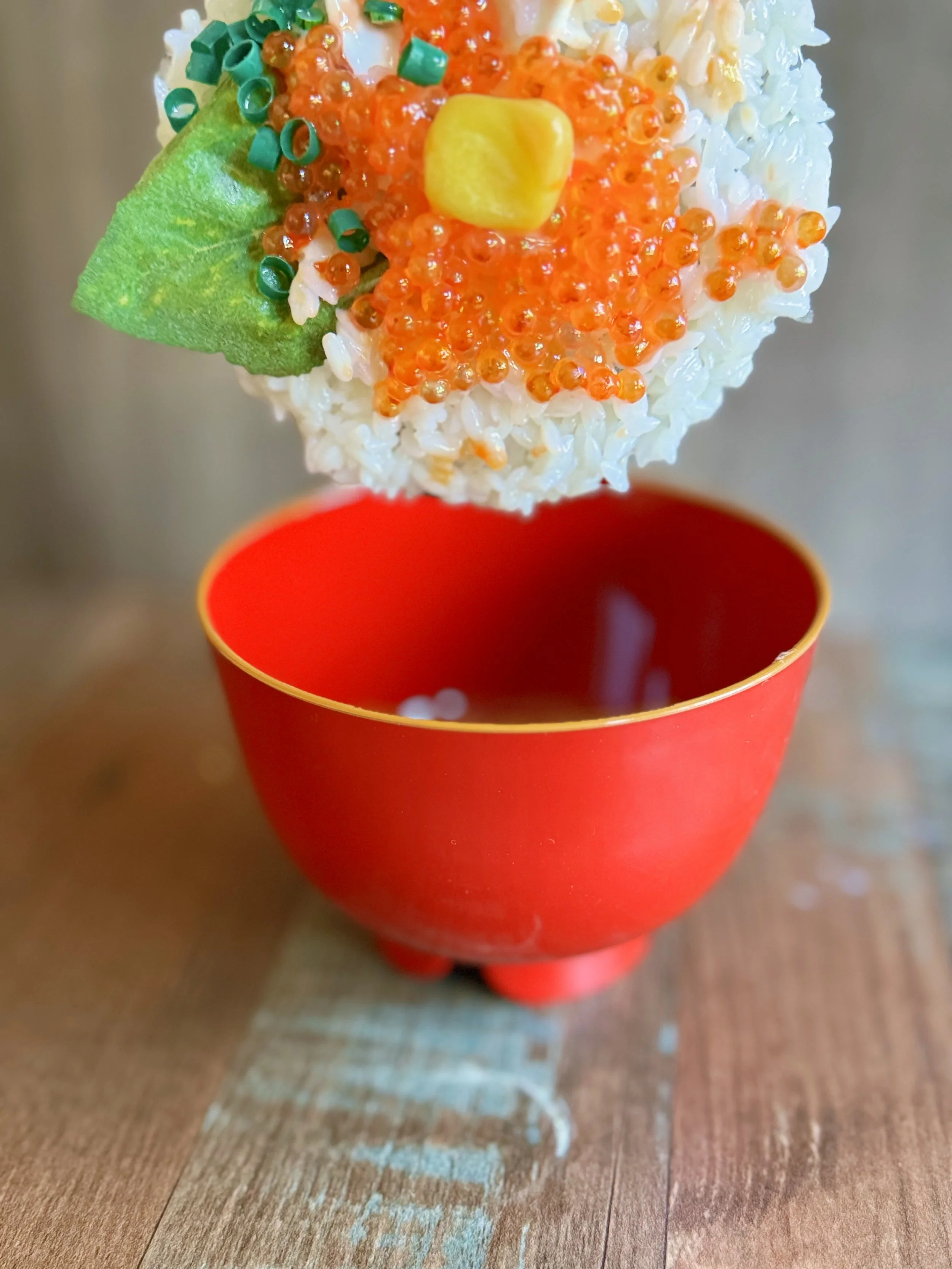 京都北区・金閣寺徒歩5分の工房で、いくらバター醤油丼の収納ボックスを1個作ります。いくらの質感、溶け始めたバター、醤油の色を作ります。スプーンに見える部分は取っ手で、持ち上げると収納スペースがあります。所要90分、8,500円。