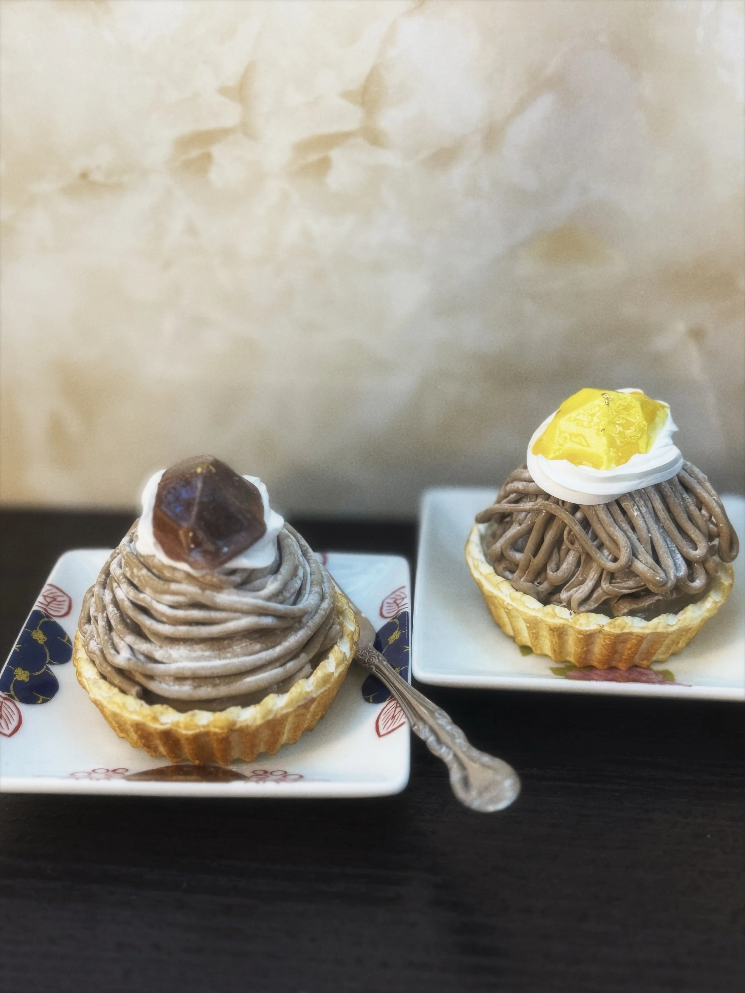 Make one food-replica Mont Blanc storage box in our Kita-ku studio. Pipe the chestnut paste as you like. Open that section to store accessories or coins. Top it with a steamed chestnut and powdered sugar. 75 minutes, ¥6,000.