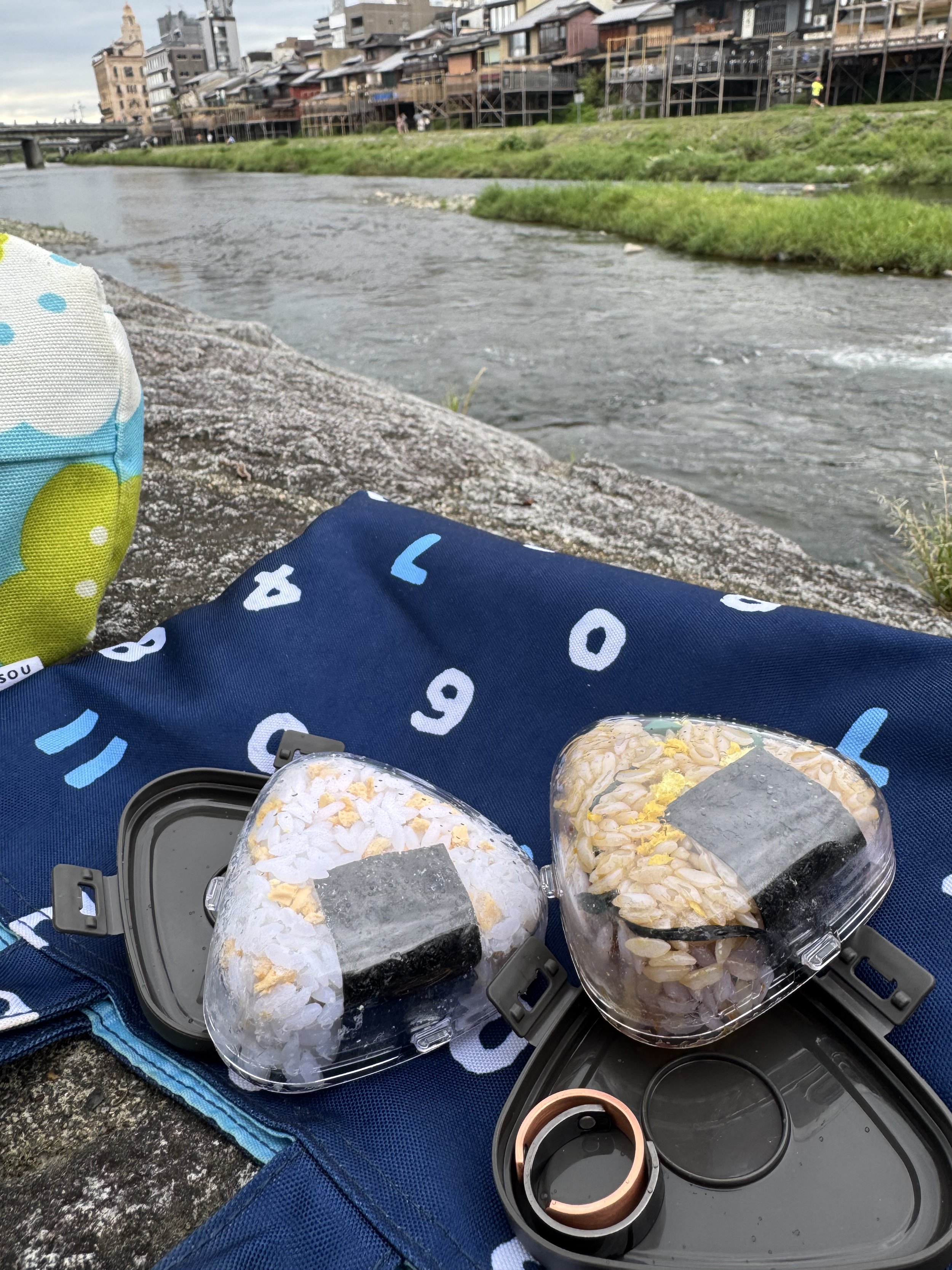 Create an onigiri storage box featuring two triangular rice balls: one salmon onigiri and one Japanese mixed-rice onigiri. The box opens to reveal a small storage space for rings, earrings and other small accessories.
Price: ¥4,500