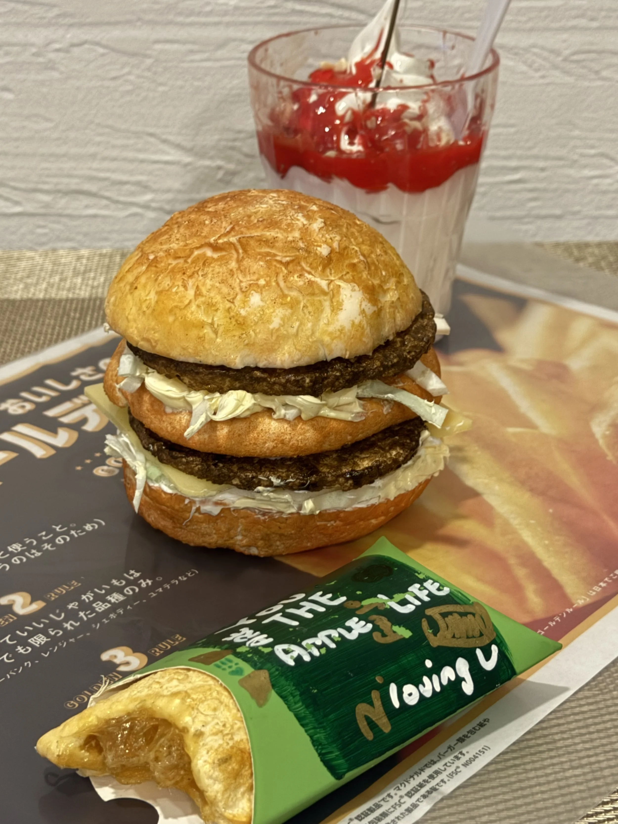 ビッグマック型の食品サンプル収納ボックスを制作します。3つの収納スペースがあり、アクセサリーや小物を収納できます。制作時間：約120分。料金：9,800円。
