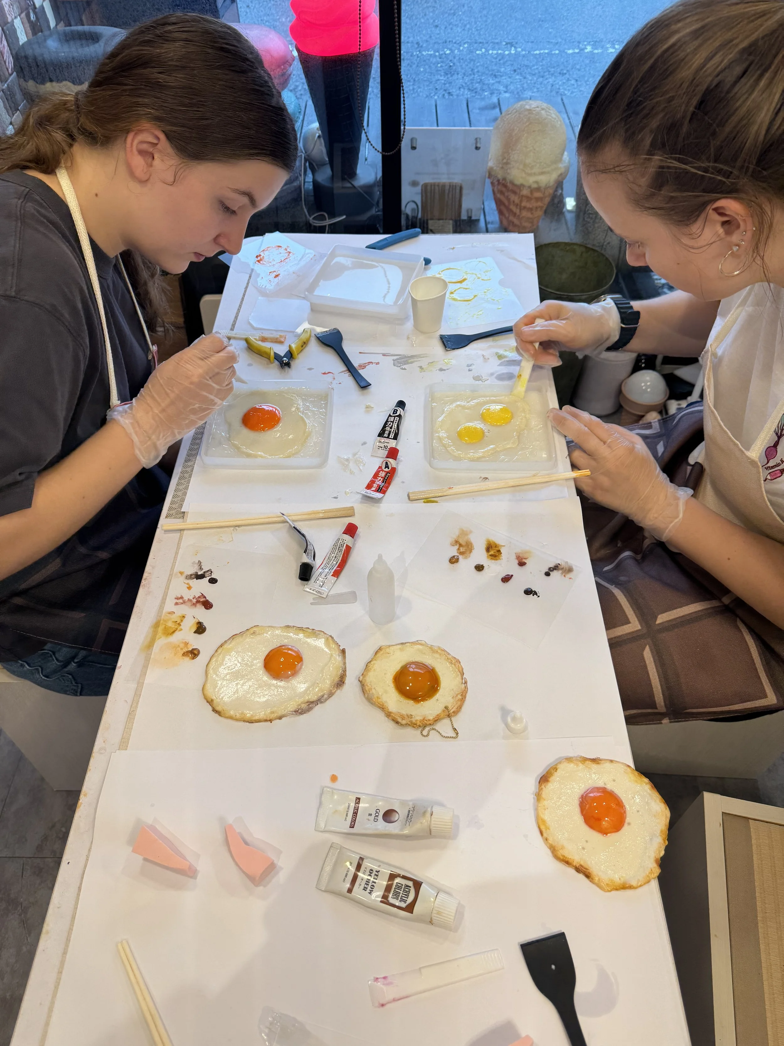 Make one food-replica sunny-side egg in our Kita-ku studio. Choose a whole yolk or a broken yolk. No mold is used. 90 minutes, ¥4,000, ages 8 and above.