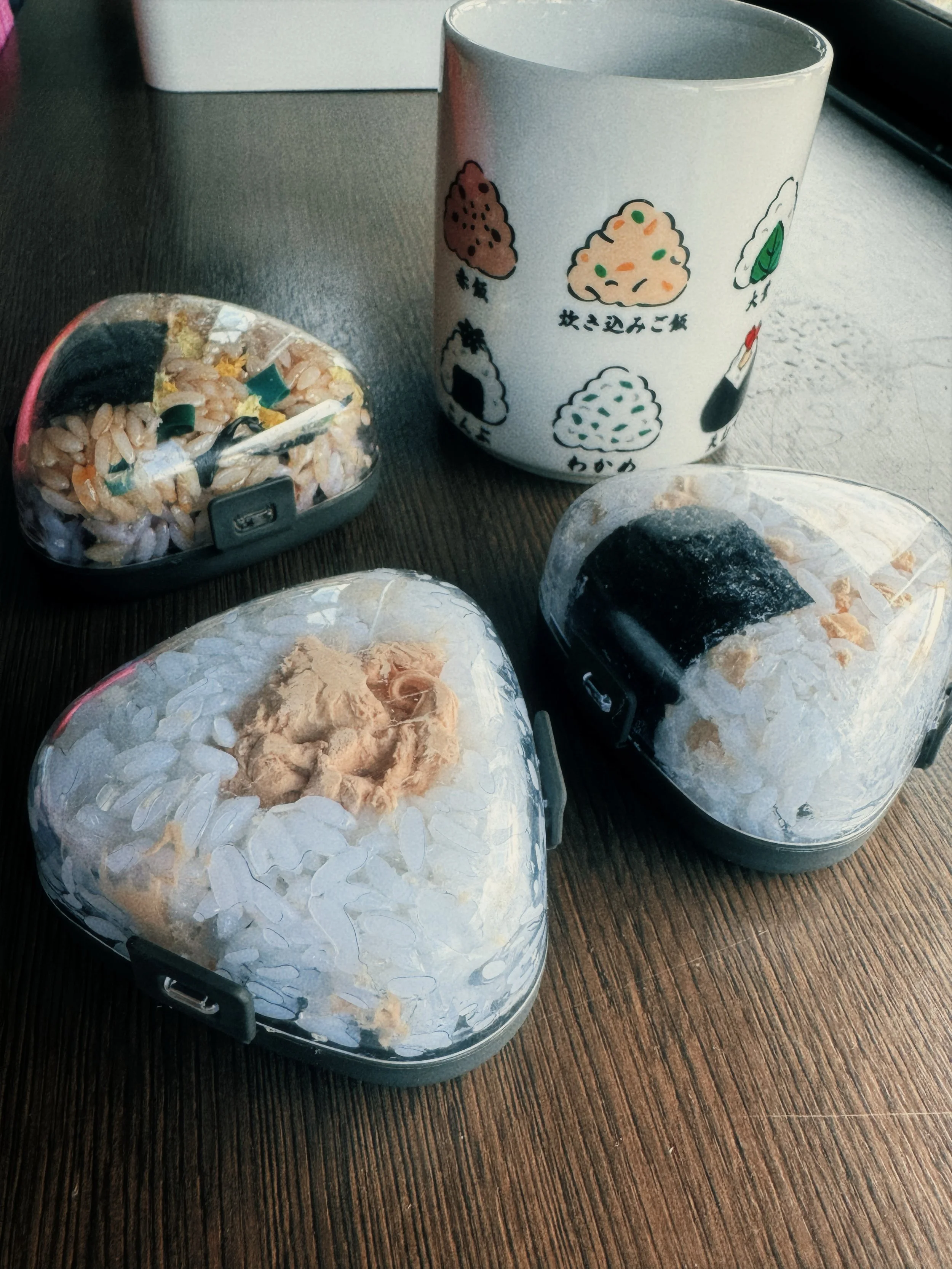 製作一個以兩個三角形飯團為造型的食品模型收納盒，包括三文魚飯團及日式炊飯飯團。打開後，內部設有小小的收納空間，可放置戒指、耳環及其他小型飾物。
費用：4,500日圓