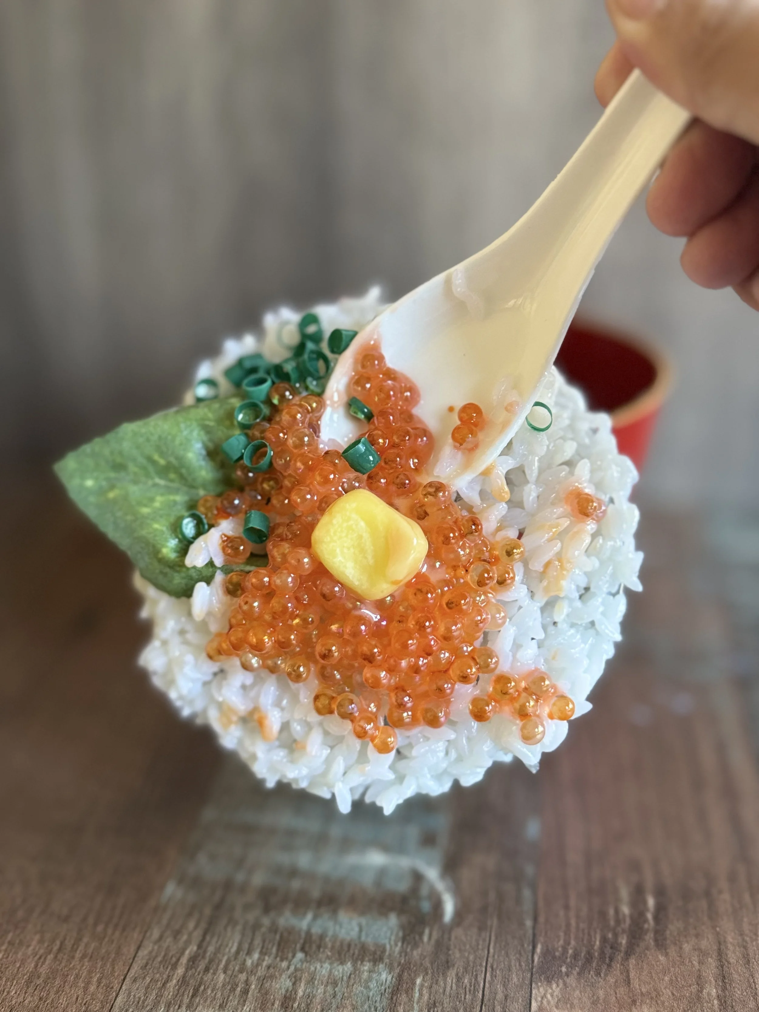 Make one food-replica ikura butter soy sauce donburi storage box in our studio near Kinkaku-ji in Kyoto. It includes salmon roe, melting butter, and soy sauce. The spoon is the handle. Lift it to open the storage. 90 minutes, ¥8,500.