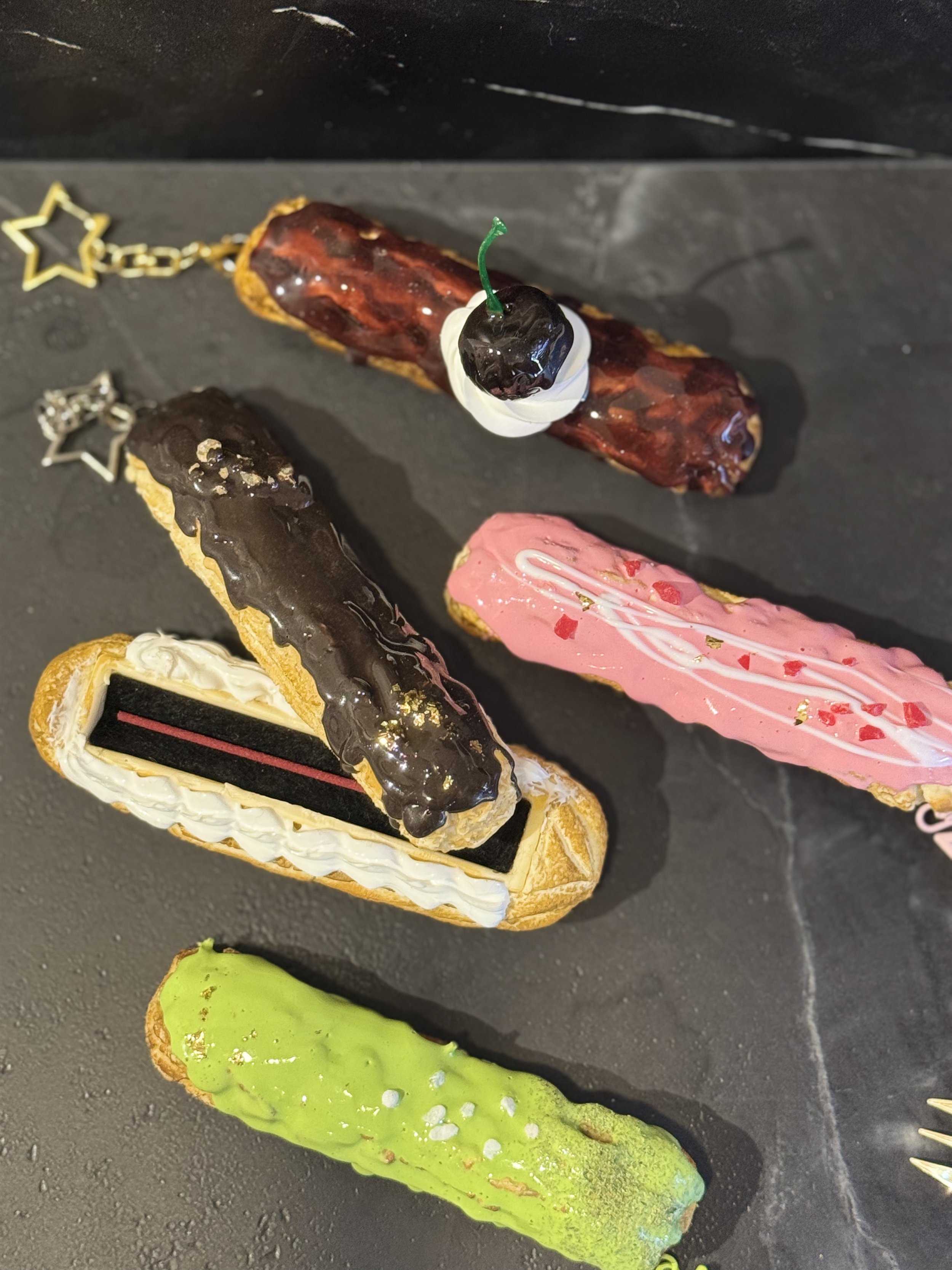 エクレアの食品サンプルを制作します。上のパーツはチャームとして単独で使え、お香立てと組み合わせるとフタになります。クリーム部分と土台を合わせて、2通りの使い方を楽しめます。追加チャーム／フタは1個3,000円です。