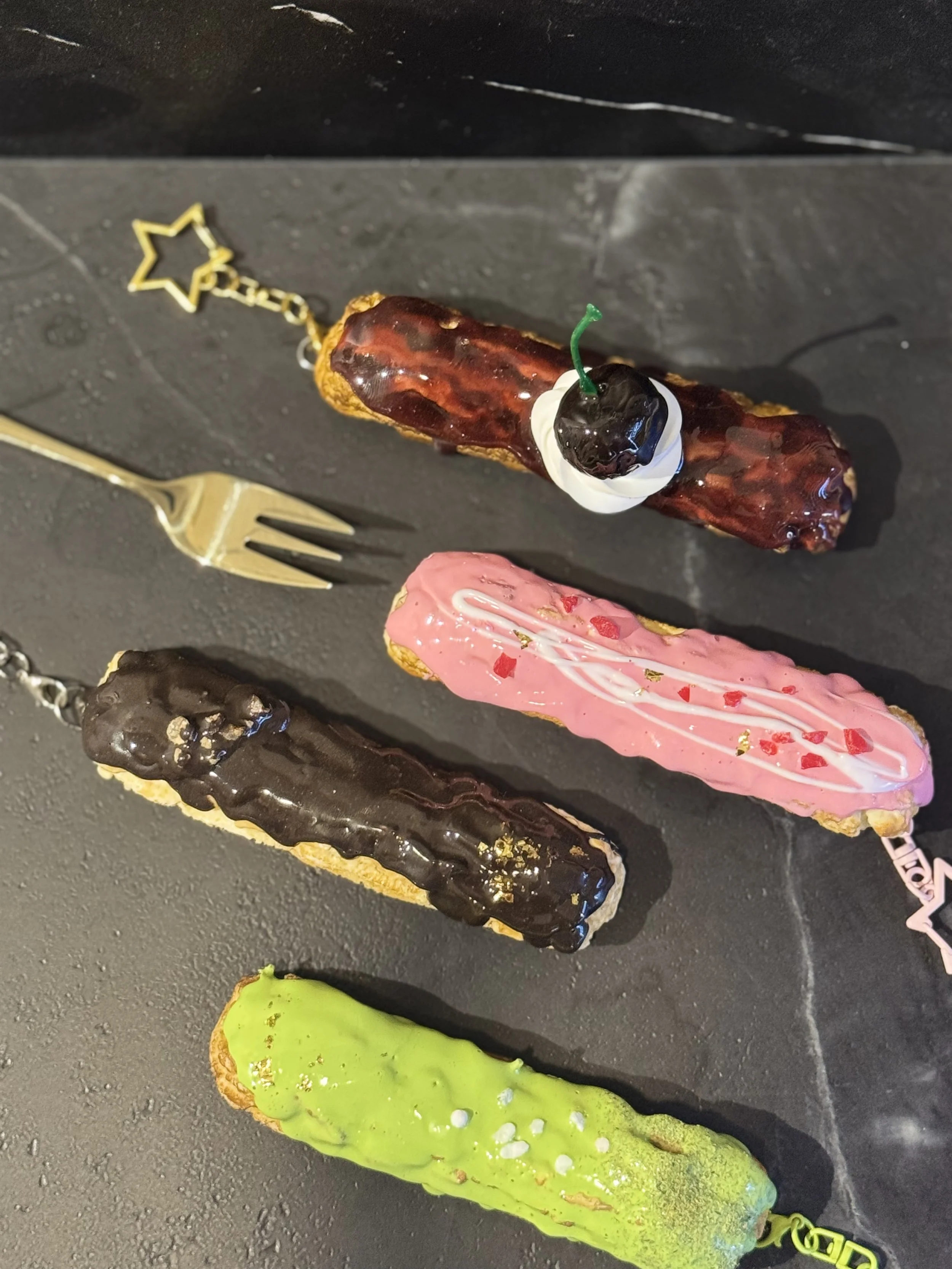 製作閃電泡芙食品模型，上層可單獨作掛飾，亦可與下方香座組合，變成香座的蓋子。配合中間的忌廉部分及底座，即可組成 Deluxe 版本。追加掛飾／蓋每個3,000日圓。