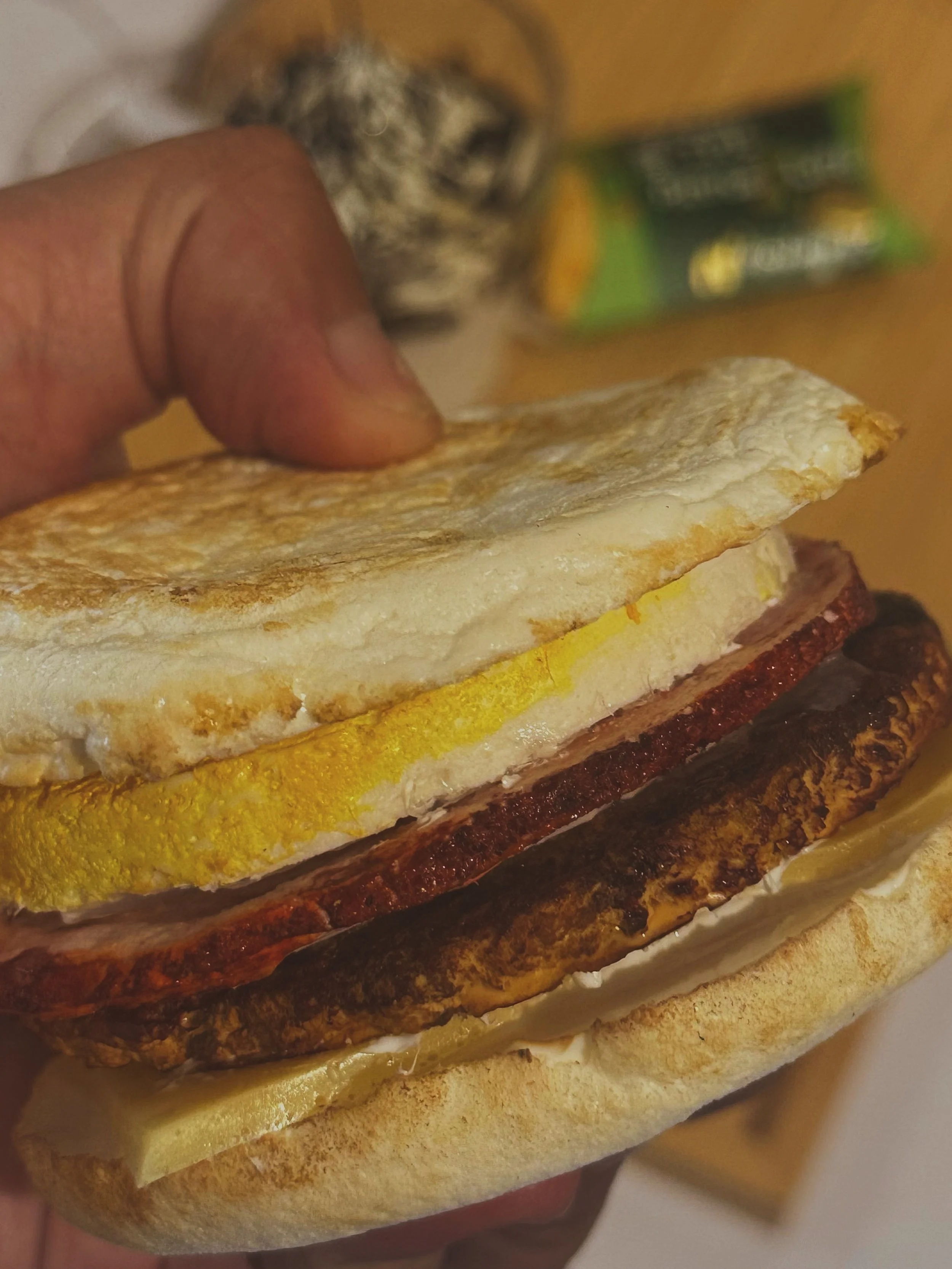 北区の工房で、エッグマックマフィン型の食品サンプル収納ケースを1個作ります。基本5層構造で、厚みや色、焼き目を調整できます。1層追加ごとに1,000円。所要約120分、8,000円。小学3年生以上対象。
