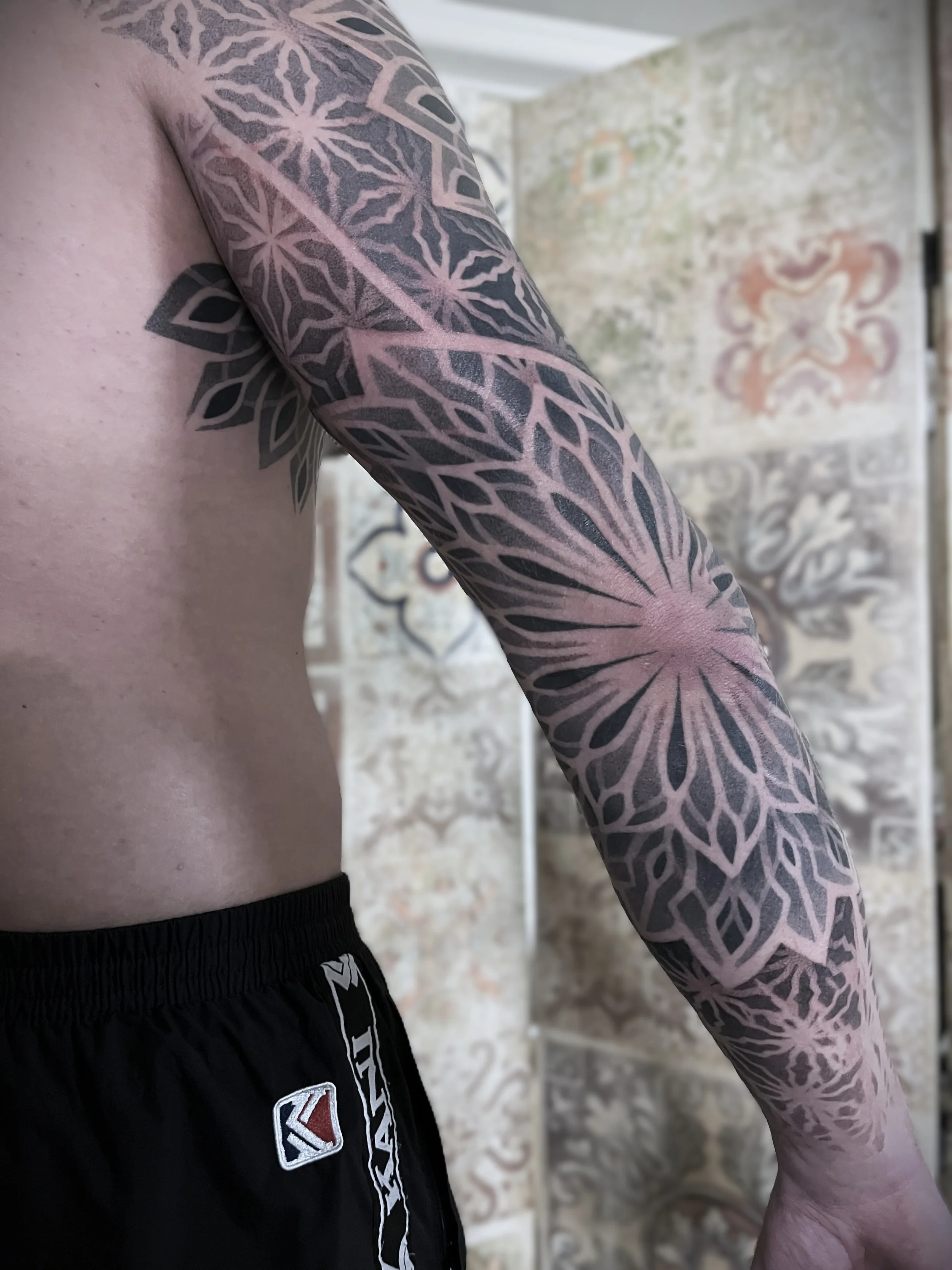 geometricke-tetovani-mandala-loket-rukav-pedrito-ink-praha.webp