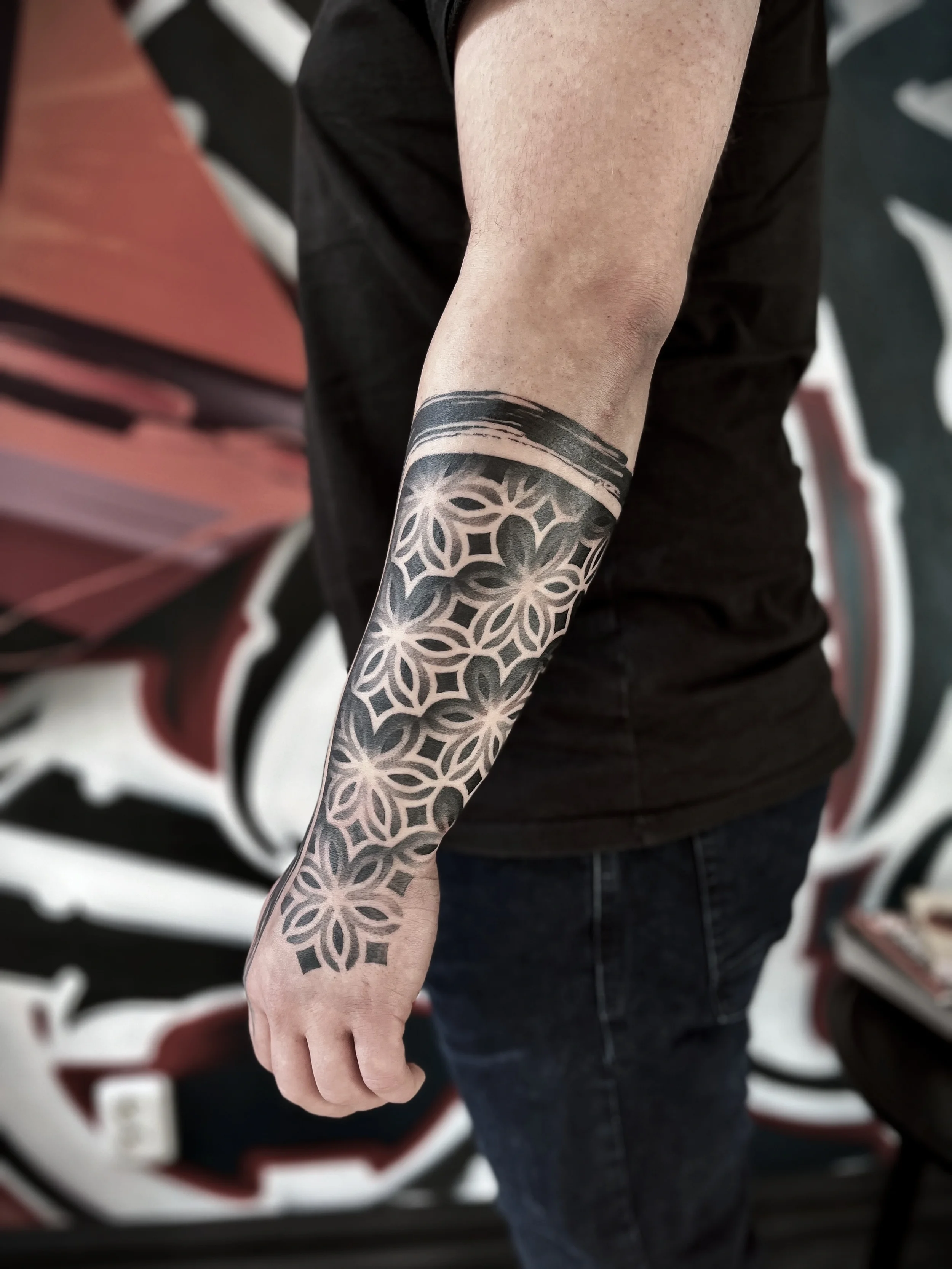 tetovani-geometrie-predlokti-muz-abstraktni.webp
