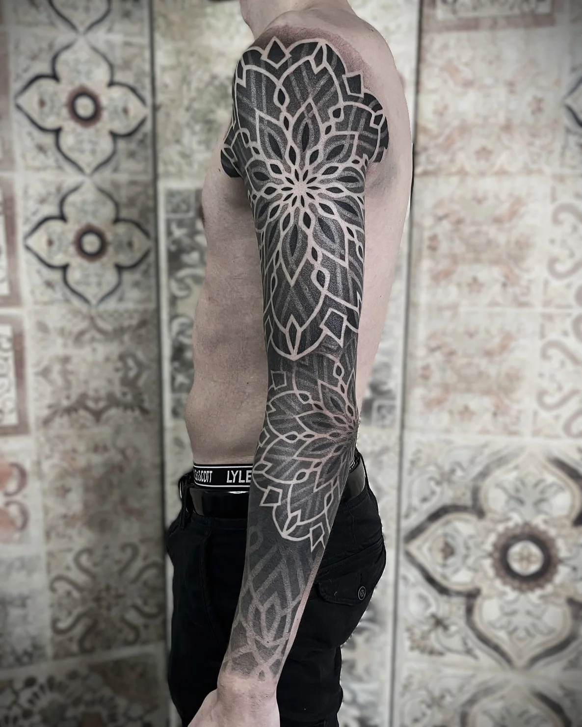 tetovani-geometrie-mandala-rukav-muz.webp