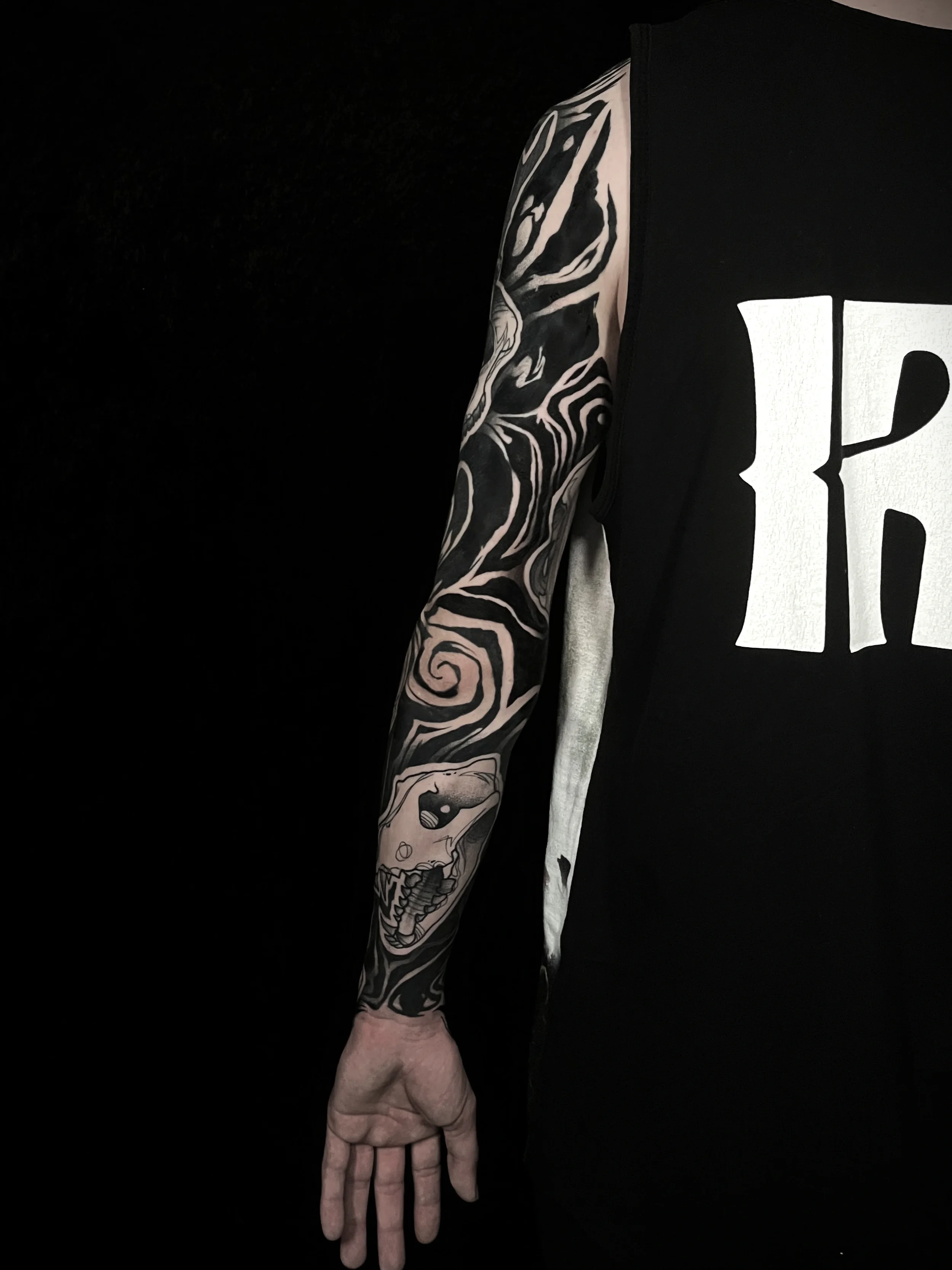 abstraktni-tetovani-rukav-lebka-blackwork.webp