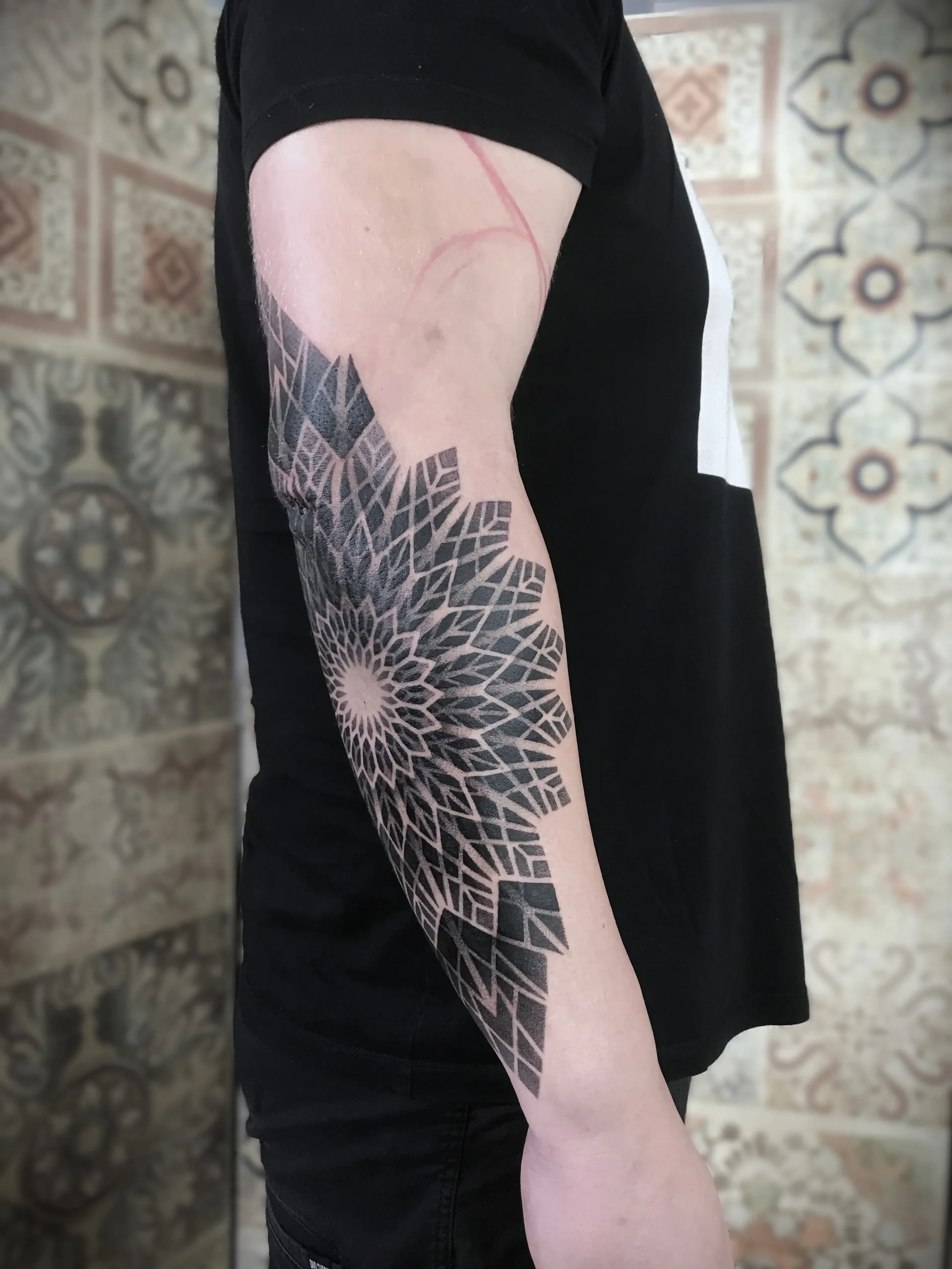 mandala-na predlokti-muz-tetovani.webp