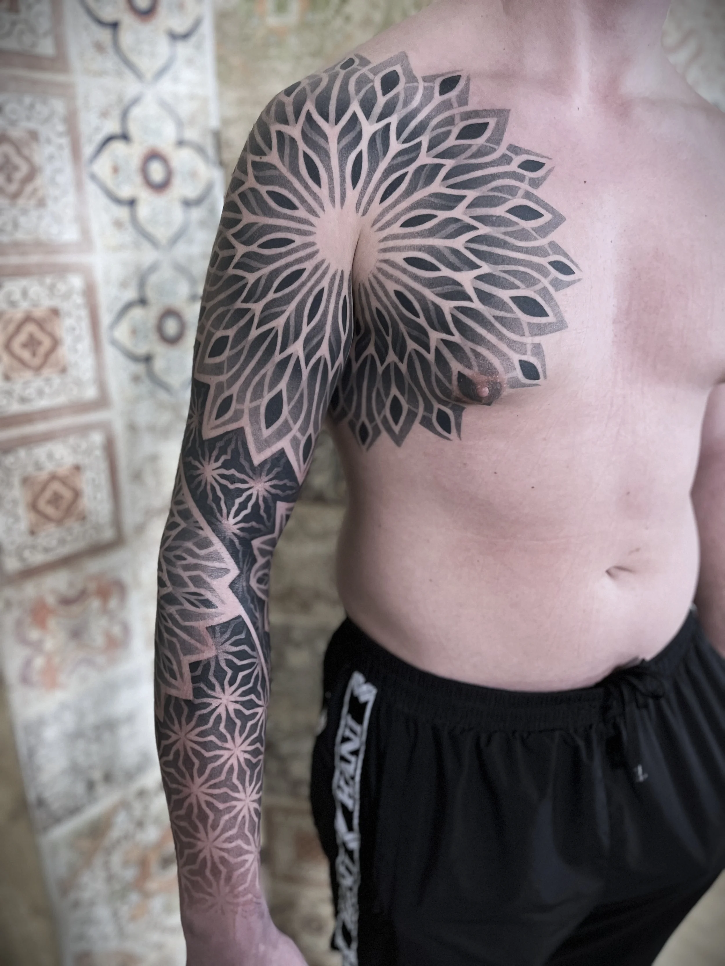 tetovani-mandala-geometrie-pedrito-ink-rukav-praha.webp