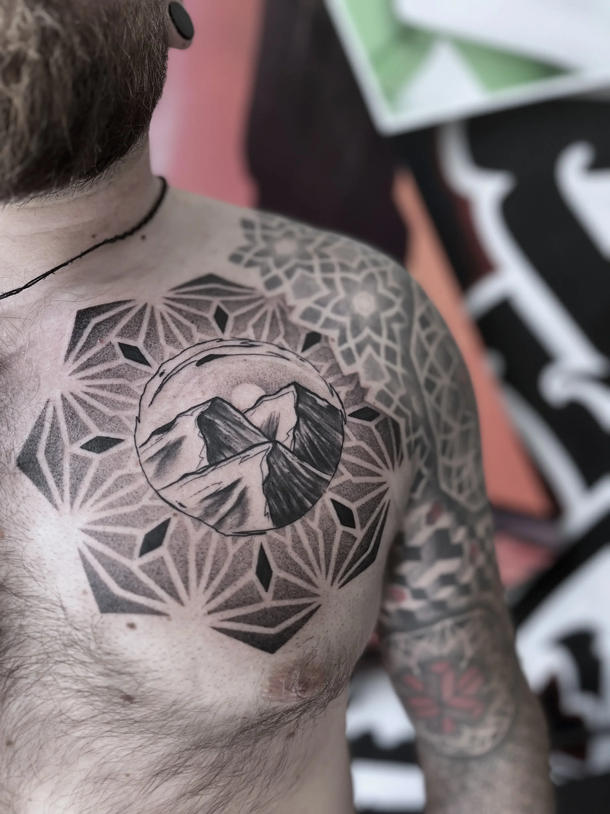 tetovani-mandala-muz-prso-hory.webp