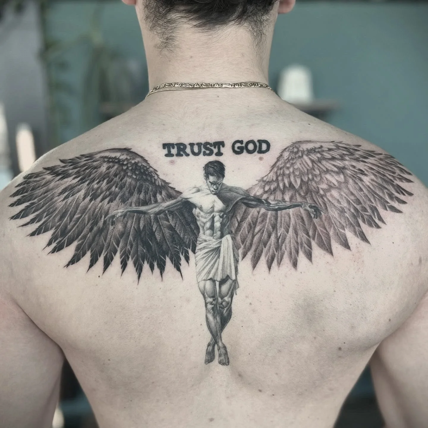realisticke-tetovani-andel-zada-muz.webp