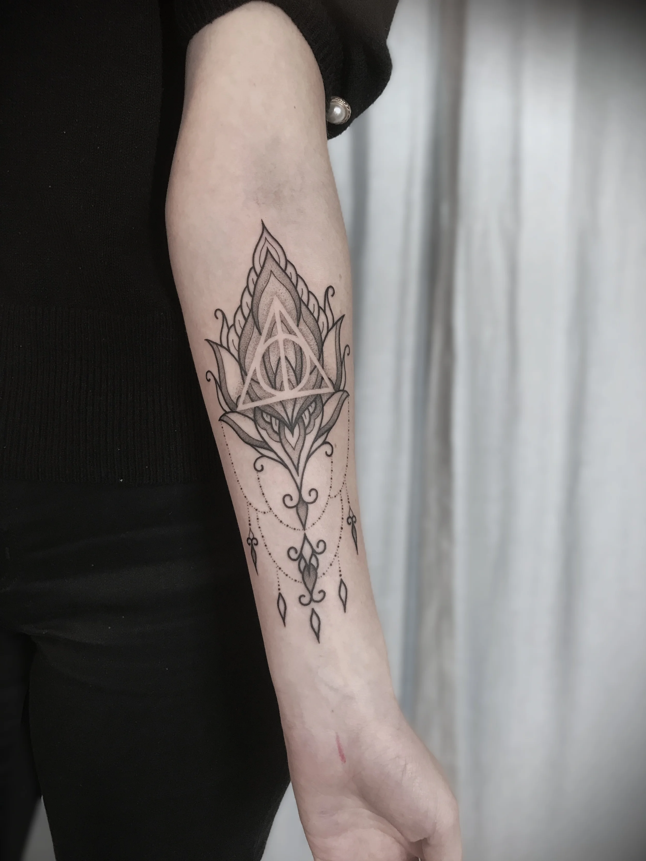ornamentalni-tetovani-predlokti-ozdoba-zena-praha.webp