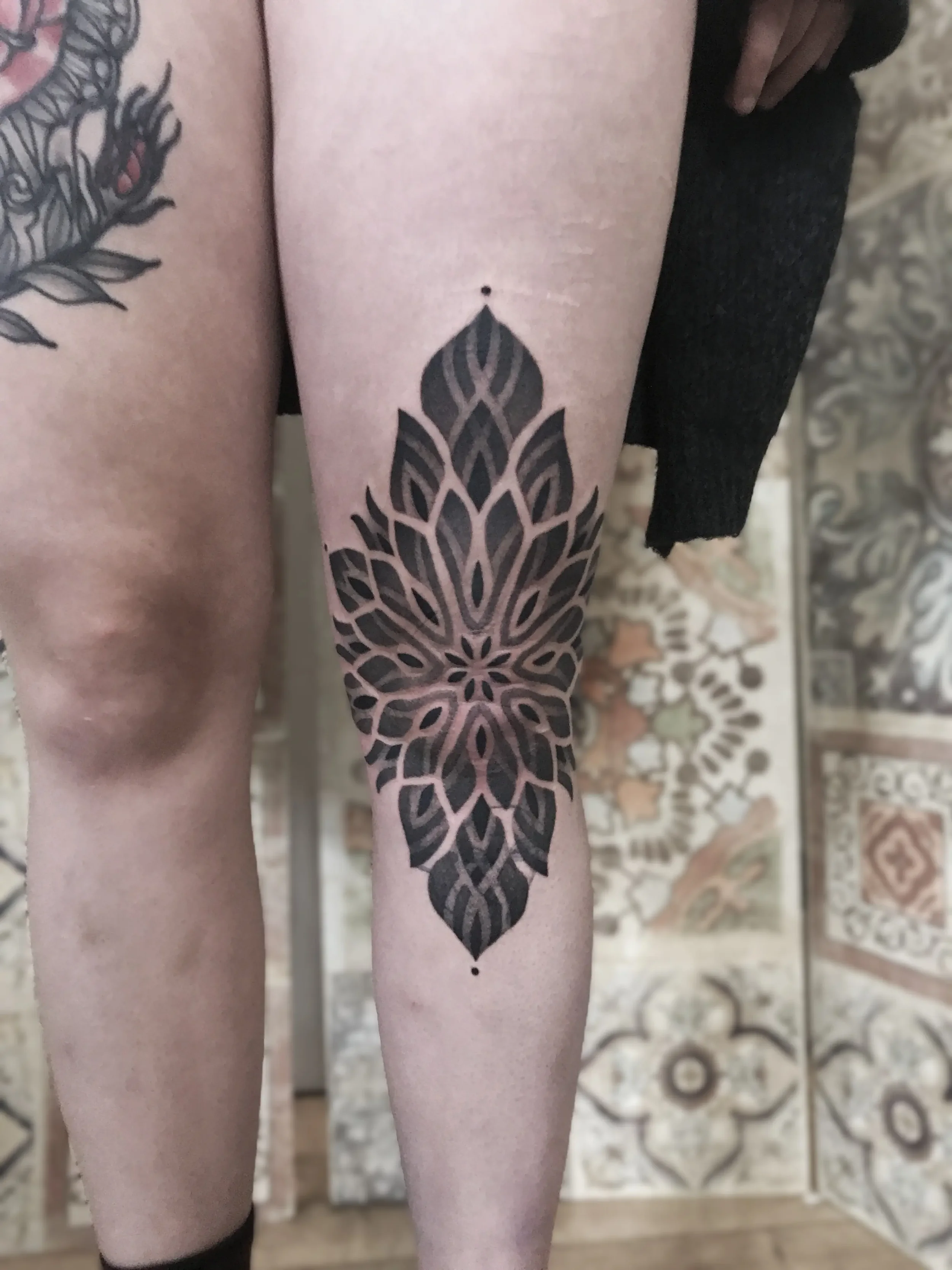 mandala-koleno-zena-tetovani.webp