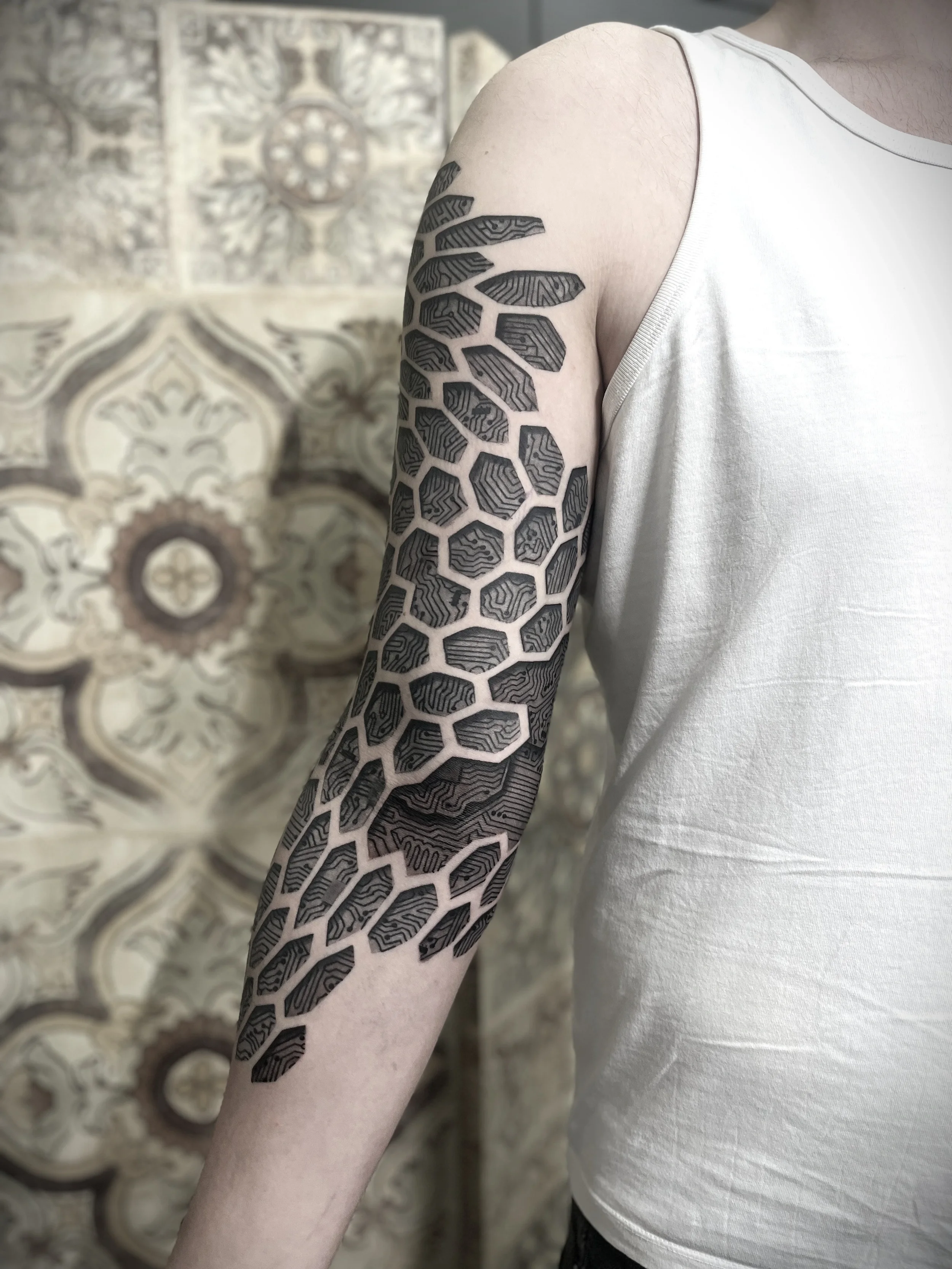 tetovani-IT-abstrakce-rukav-muz.webp