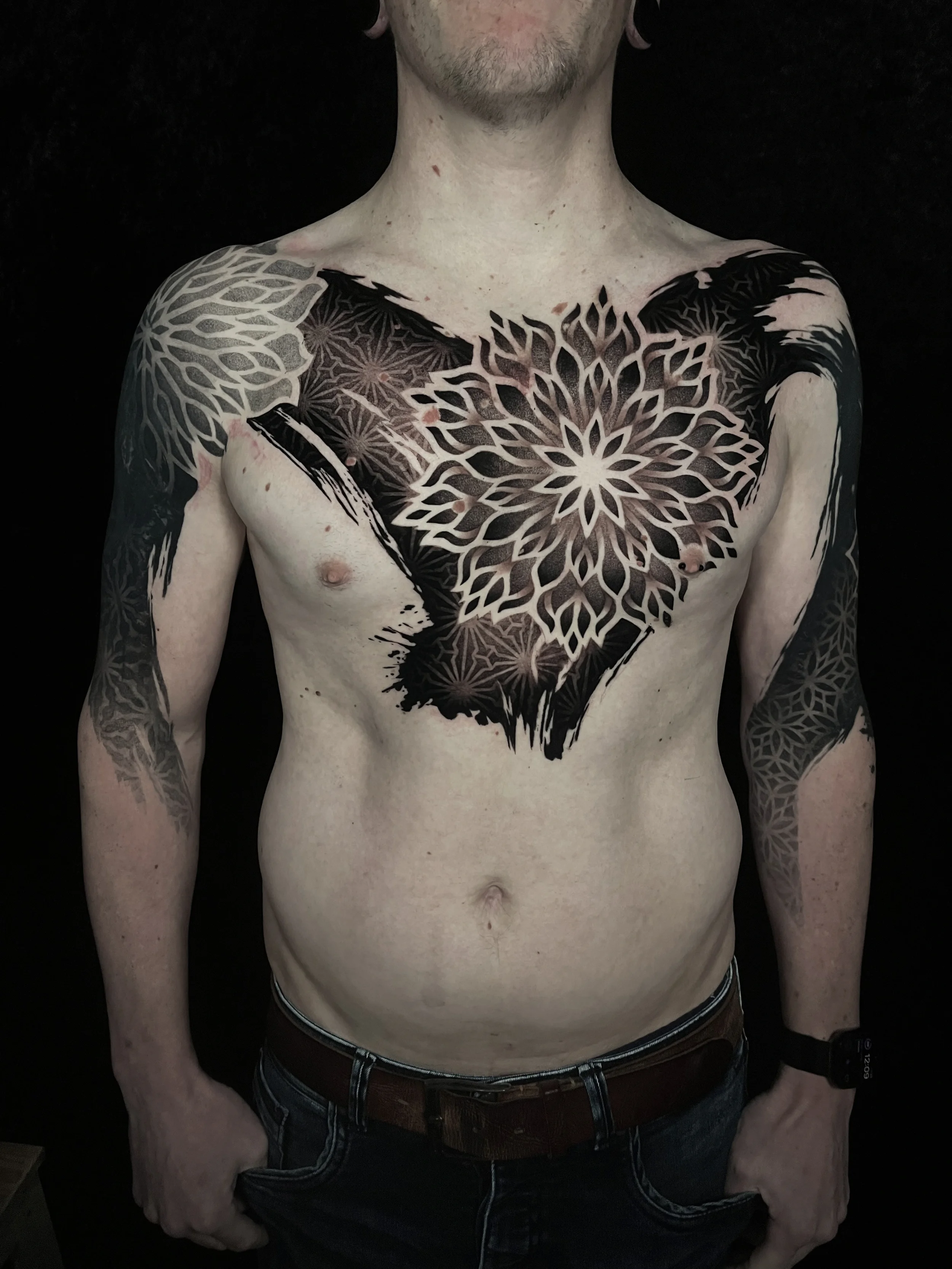 tetovani-madnala-abstraktni-hrudnik-geometrie.webp