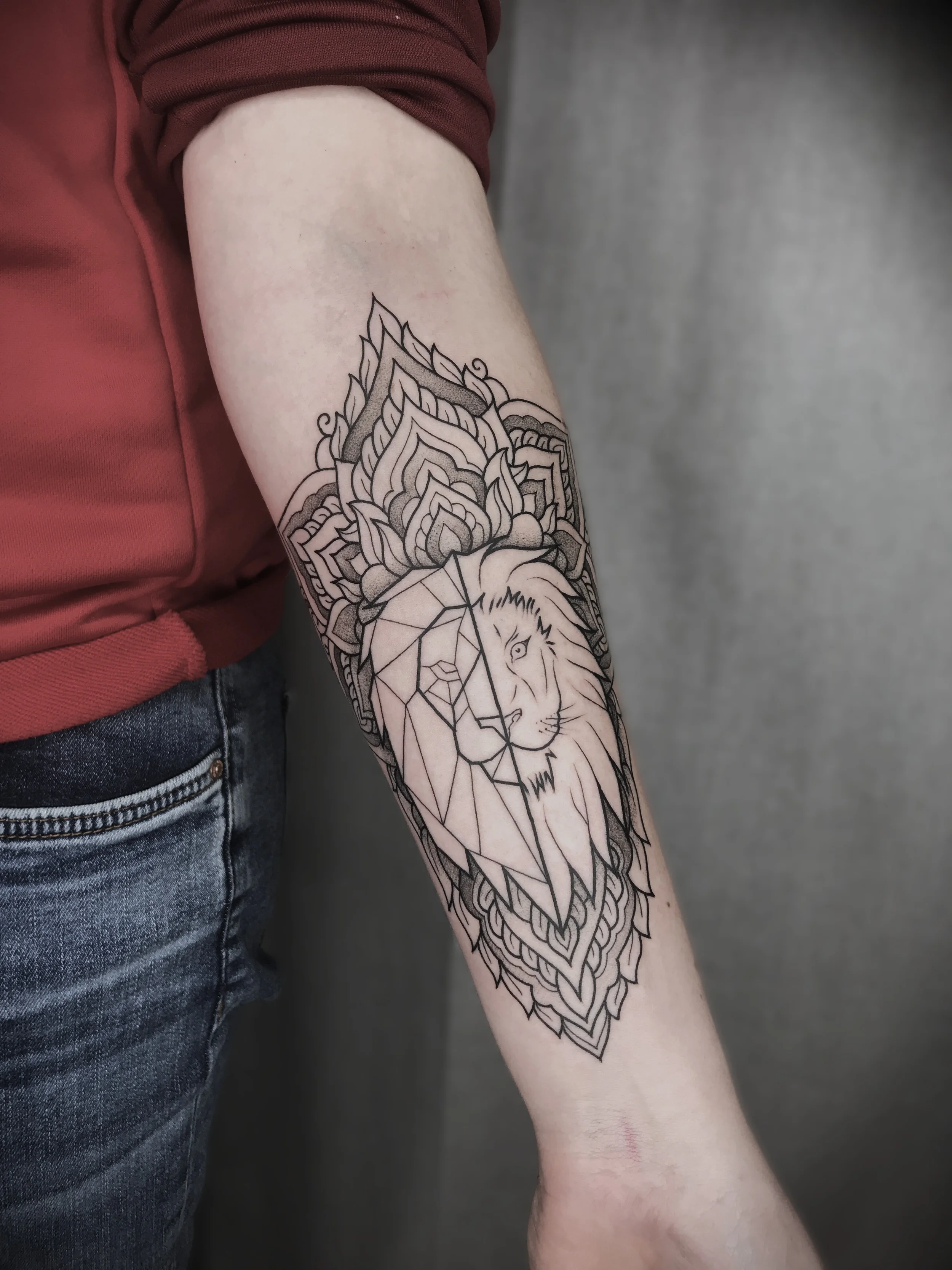 ornamentalni-tetovani-lev-predlokti-zena-praha.webp