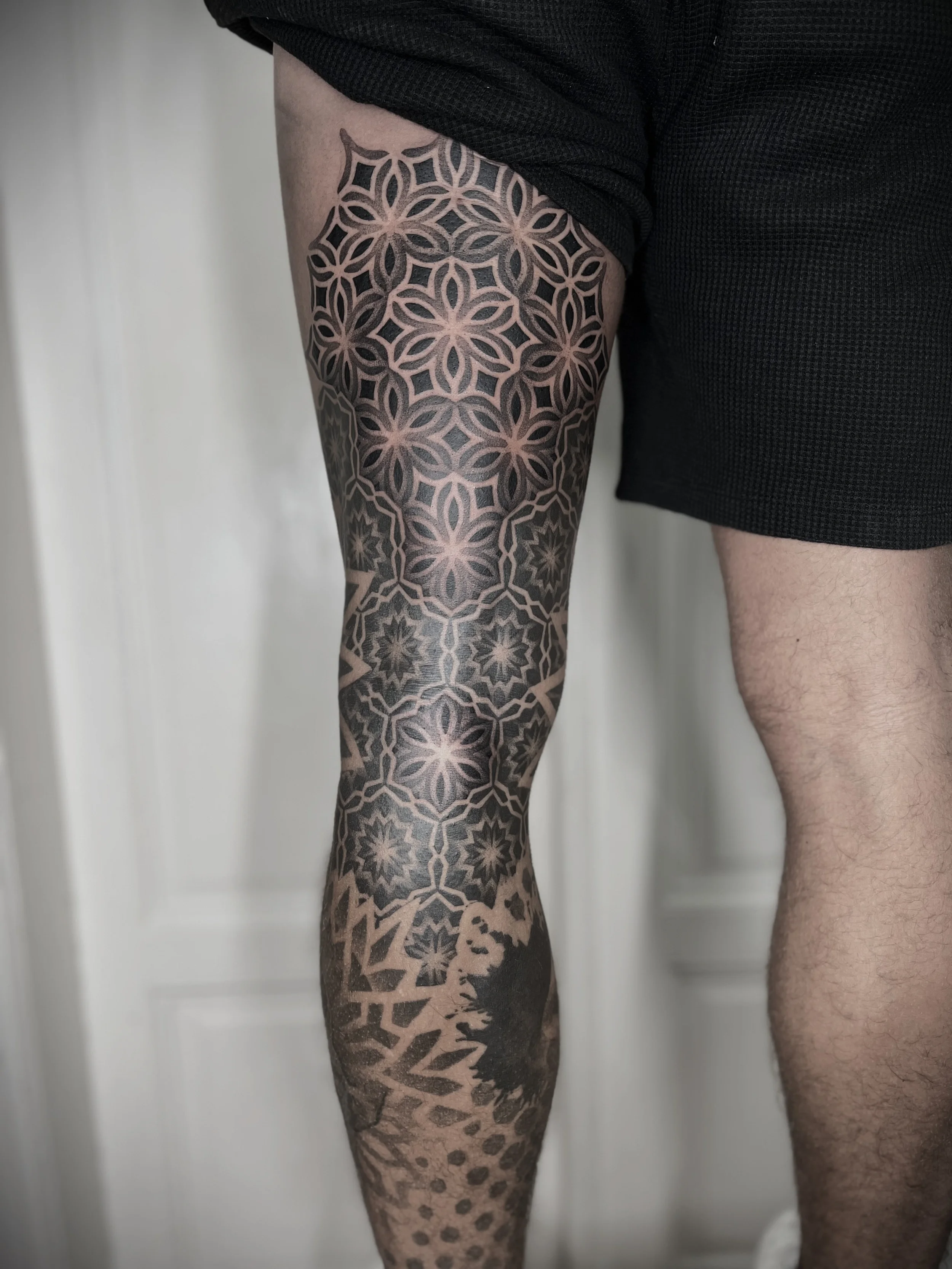 geometricke-tetovani-stehno-dotwork-praha.webp