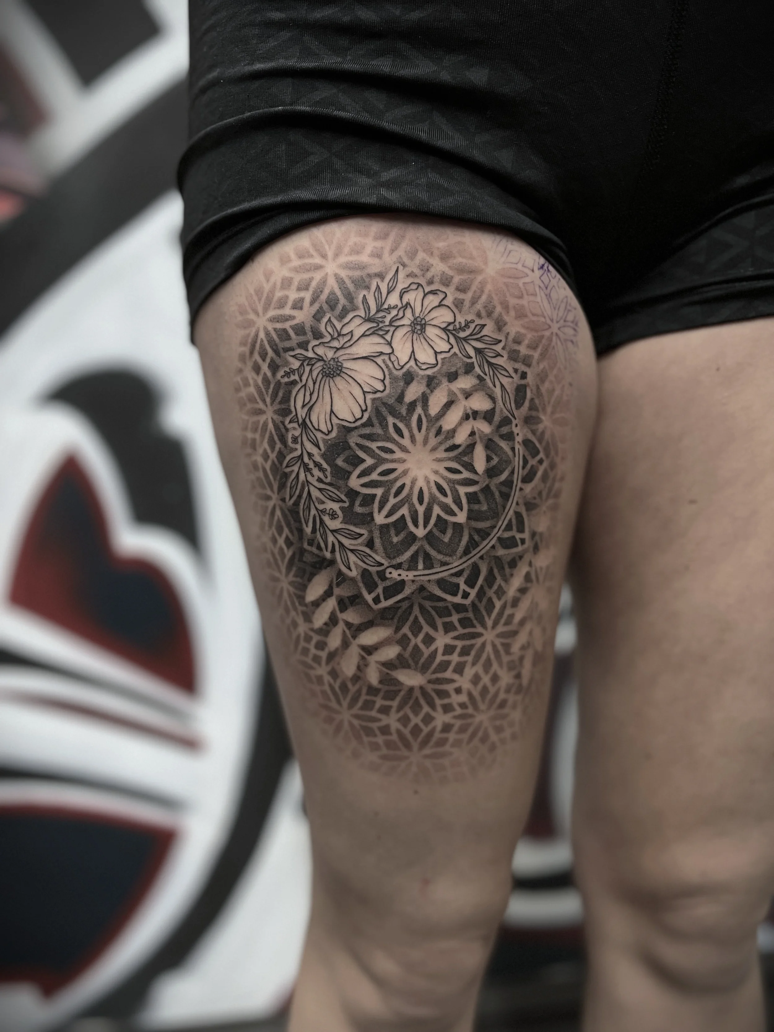 ornamentalni-tetovani-stehno-kvetiny-vzor-praha.webp