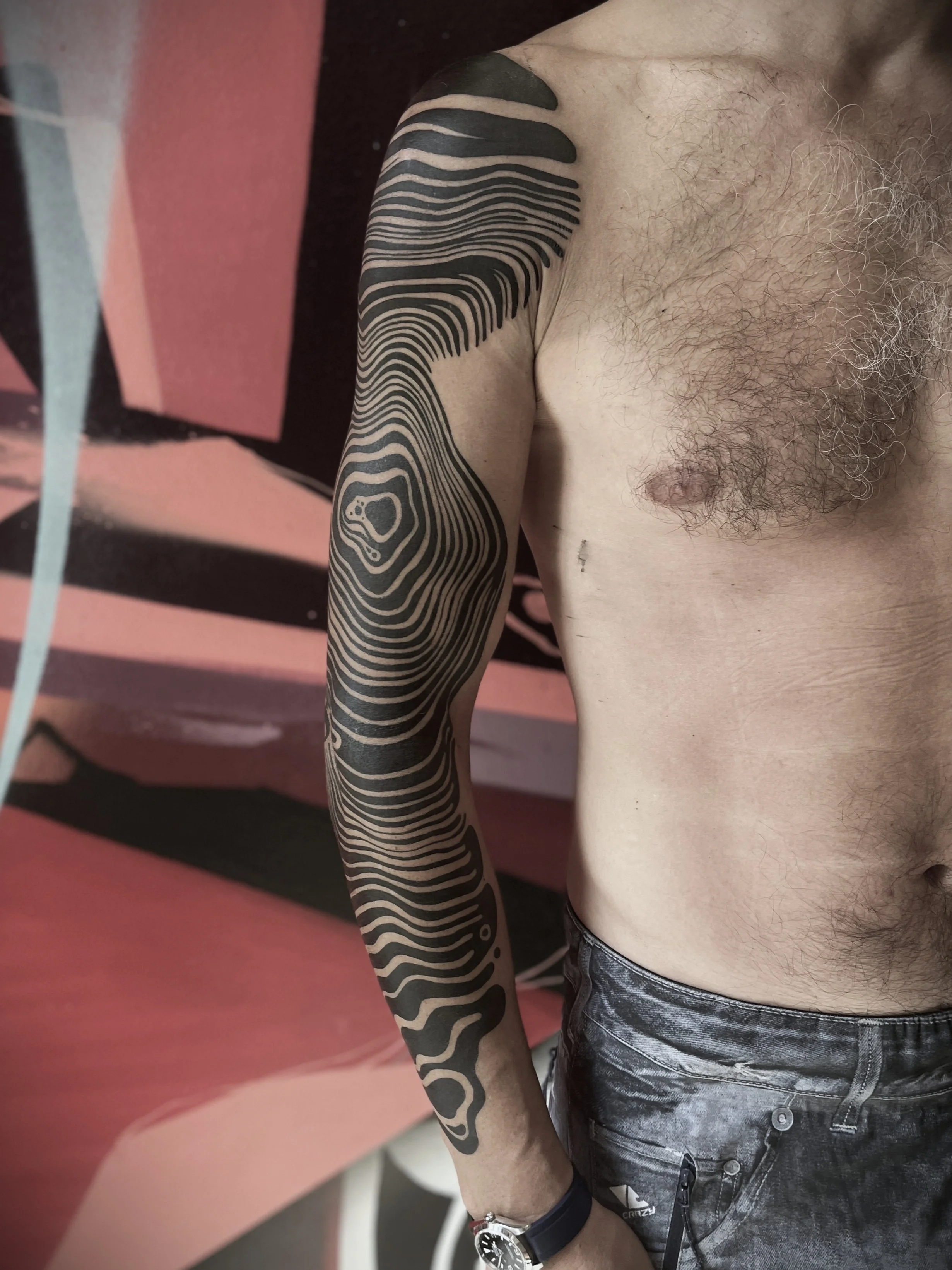 abstraktni-tetovani-rukav-cerne-pruhy.webp