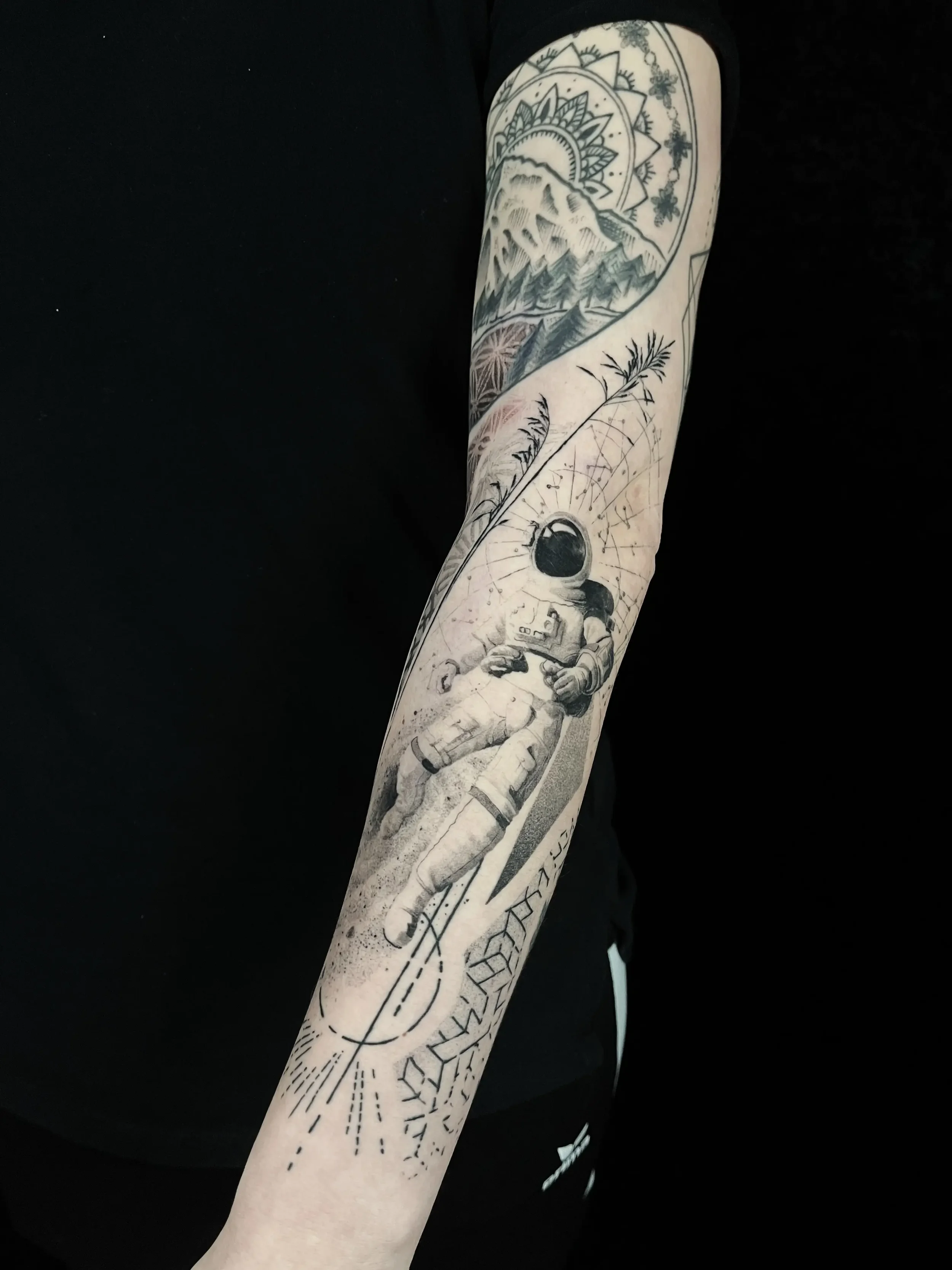 realisticke-tetovani-astronaut-kosmonaut-predlokti.webp