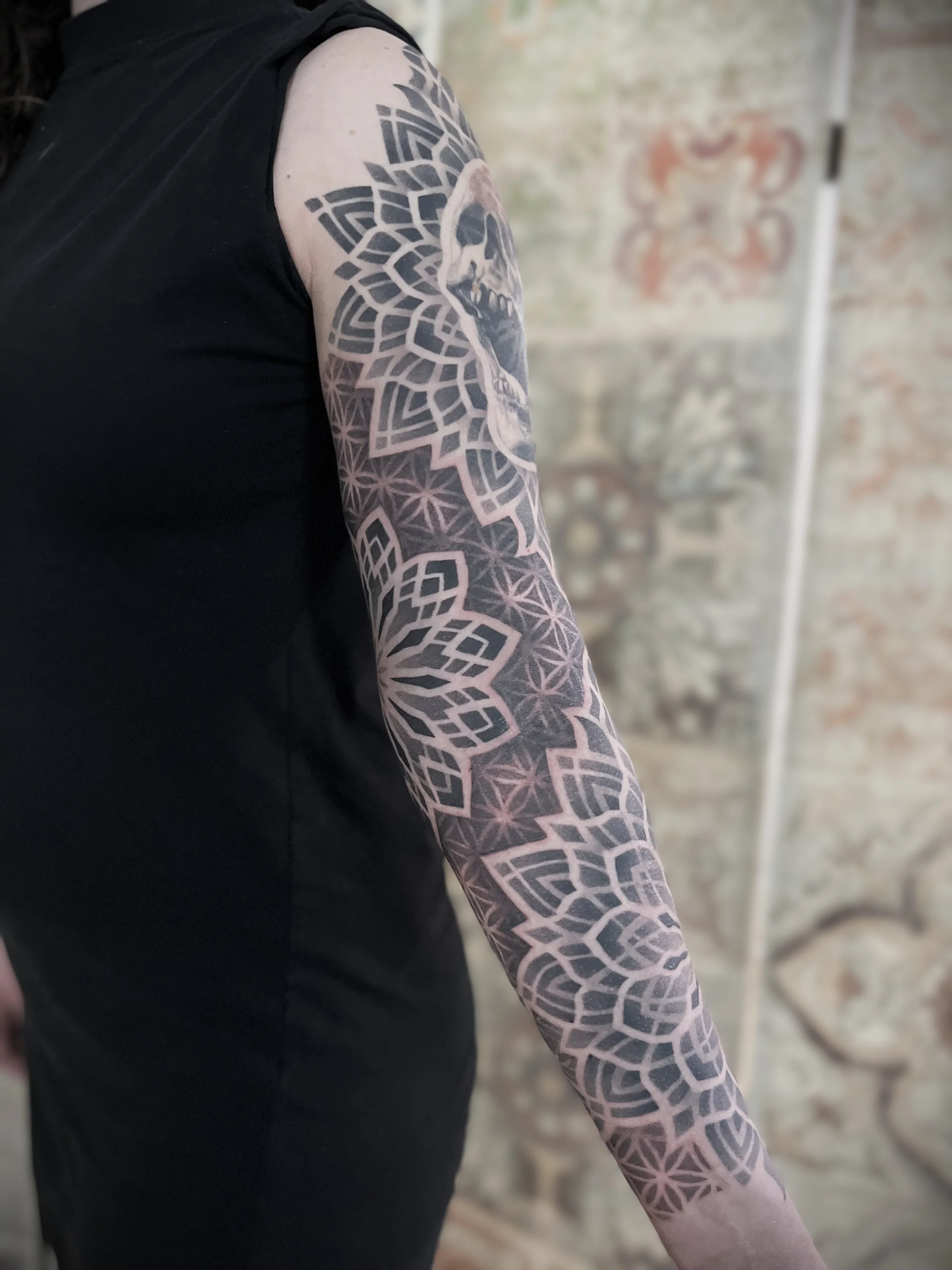 geometricke-tetovani-rukav-cernobile-vzory-praha.webp