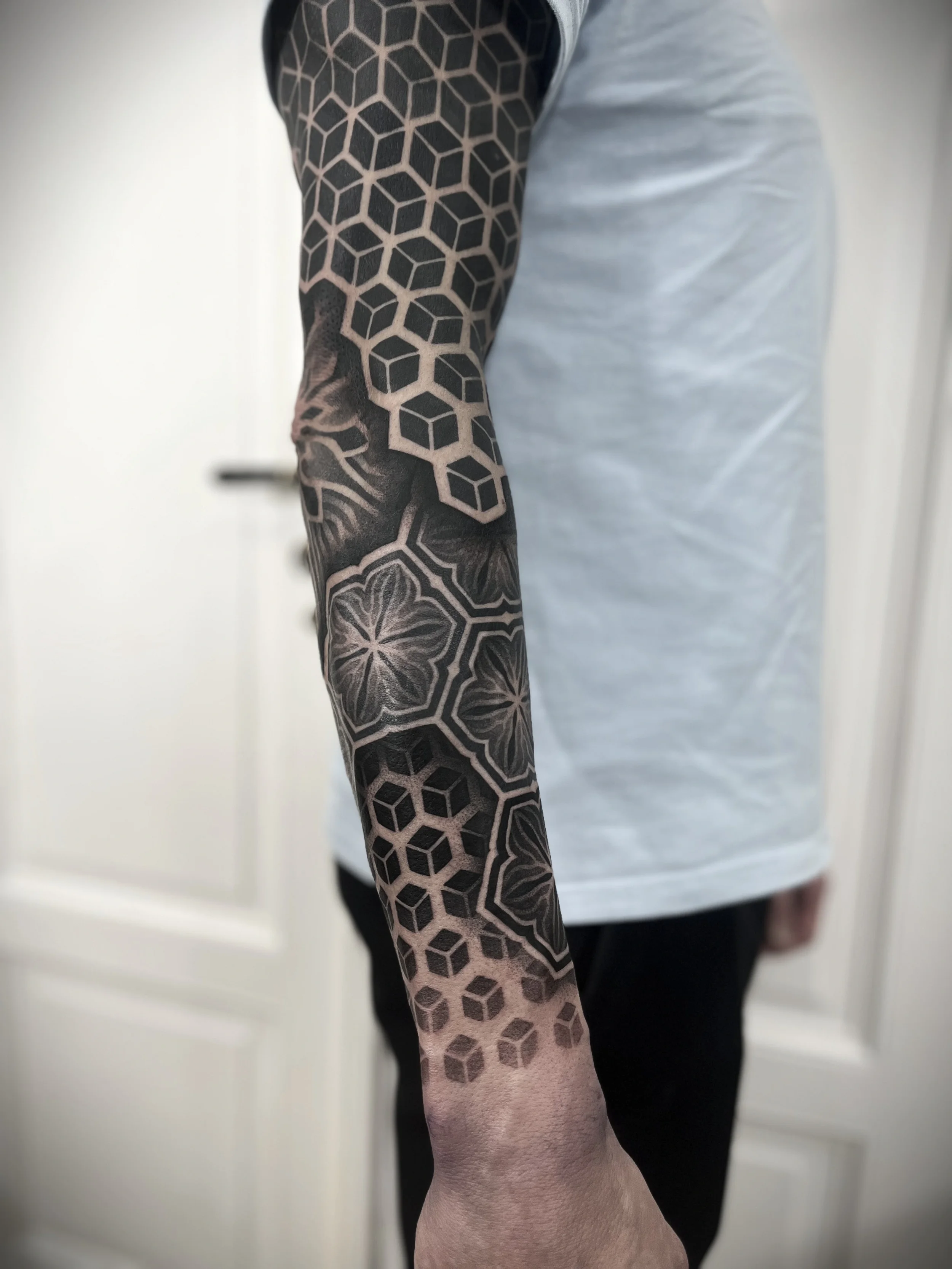 tetovani-geometricke-mandala-dotwork-predlokti-praha.webp