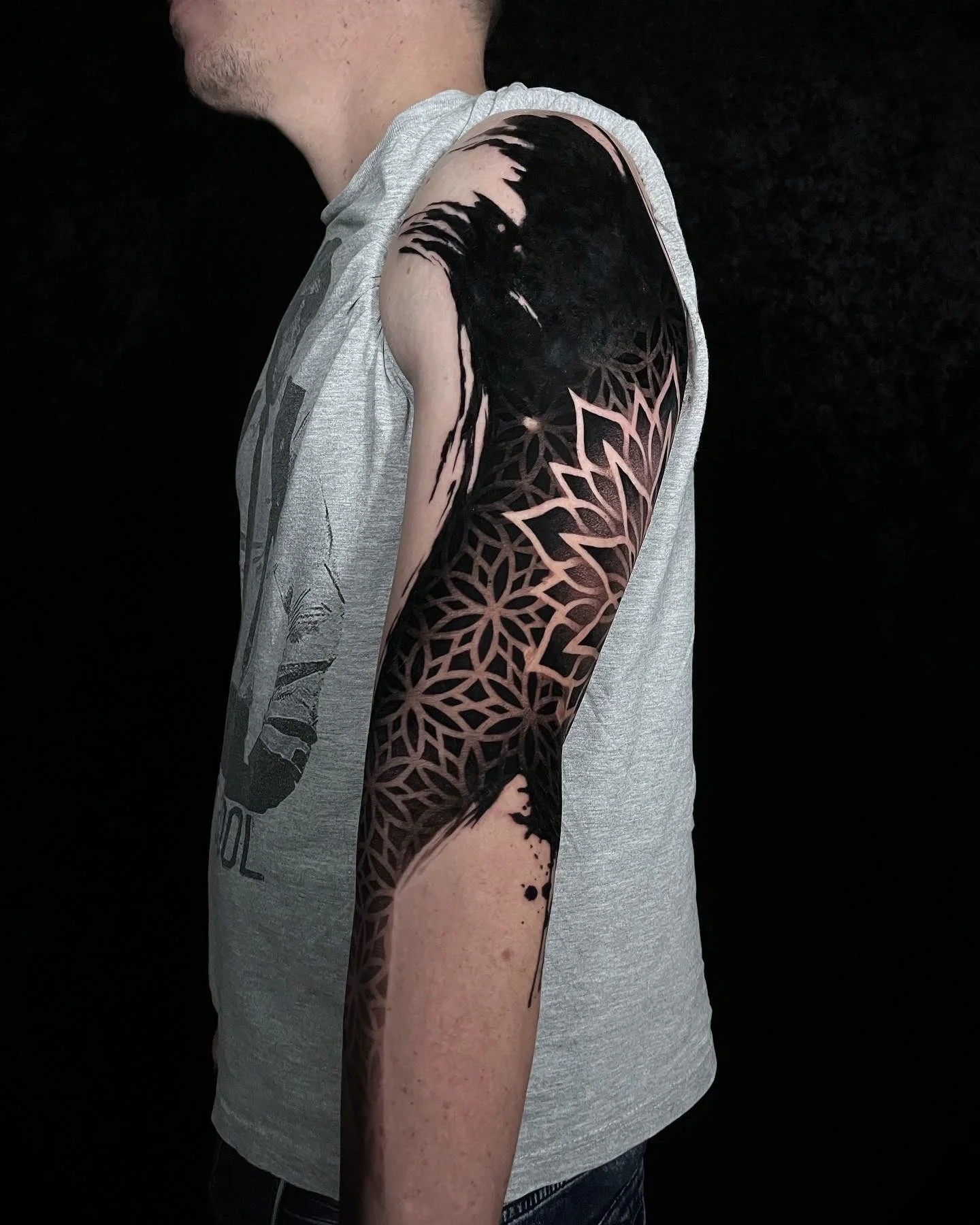 tetovani-mandala-abstrakce-ruka-geometrie.webp