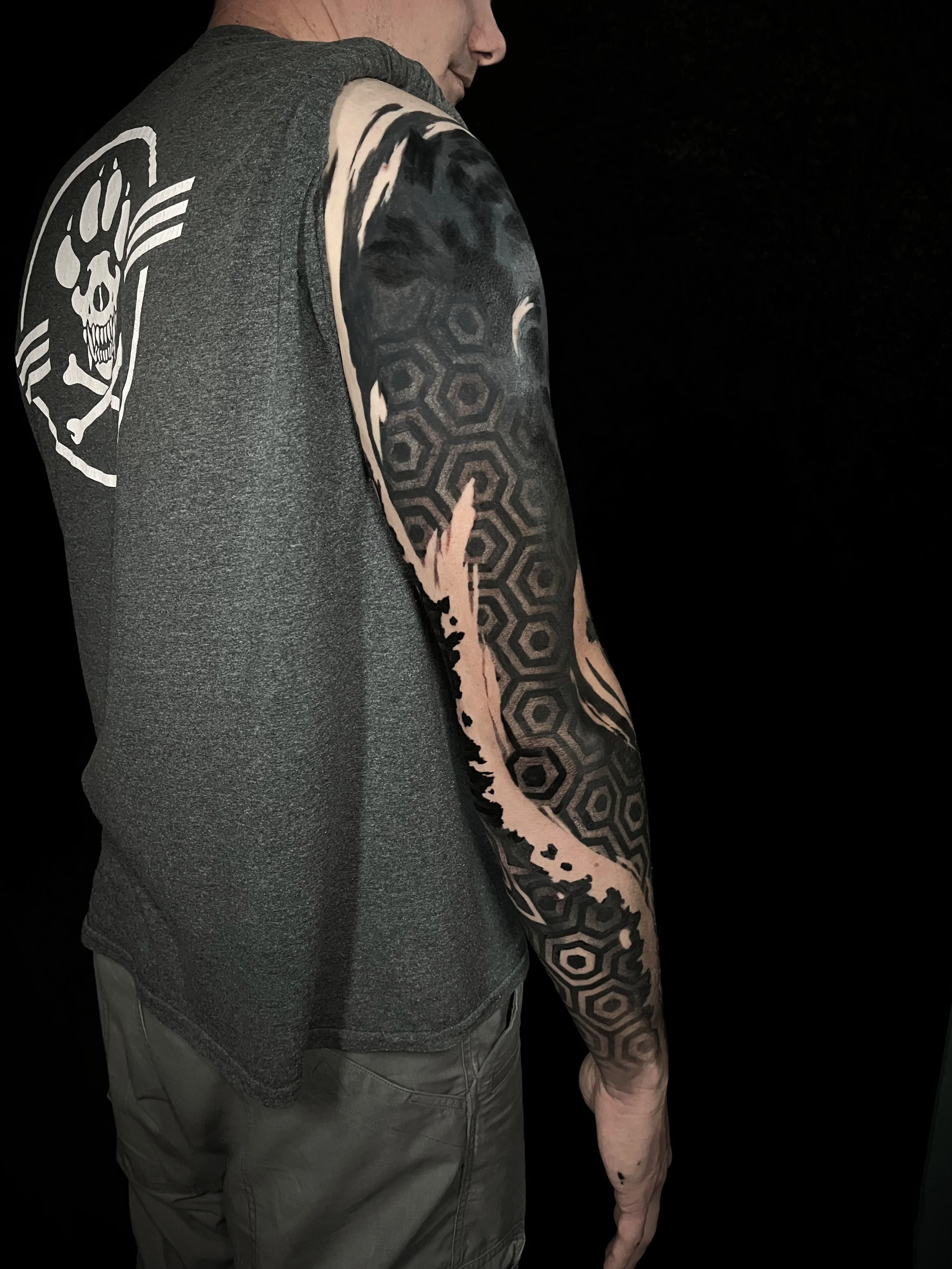 abstraktni-tetovani-rukav-geometrie-mandala.webp
