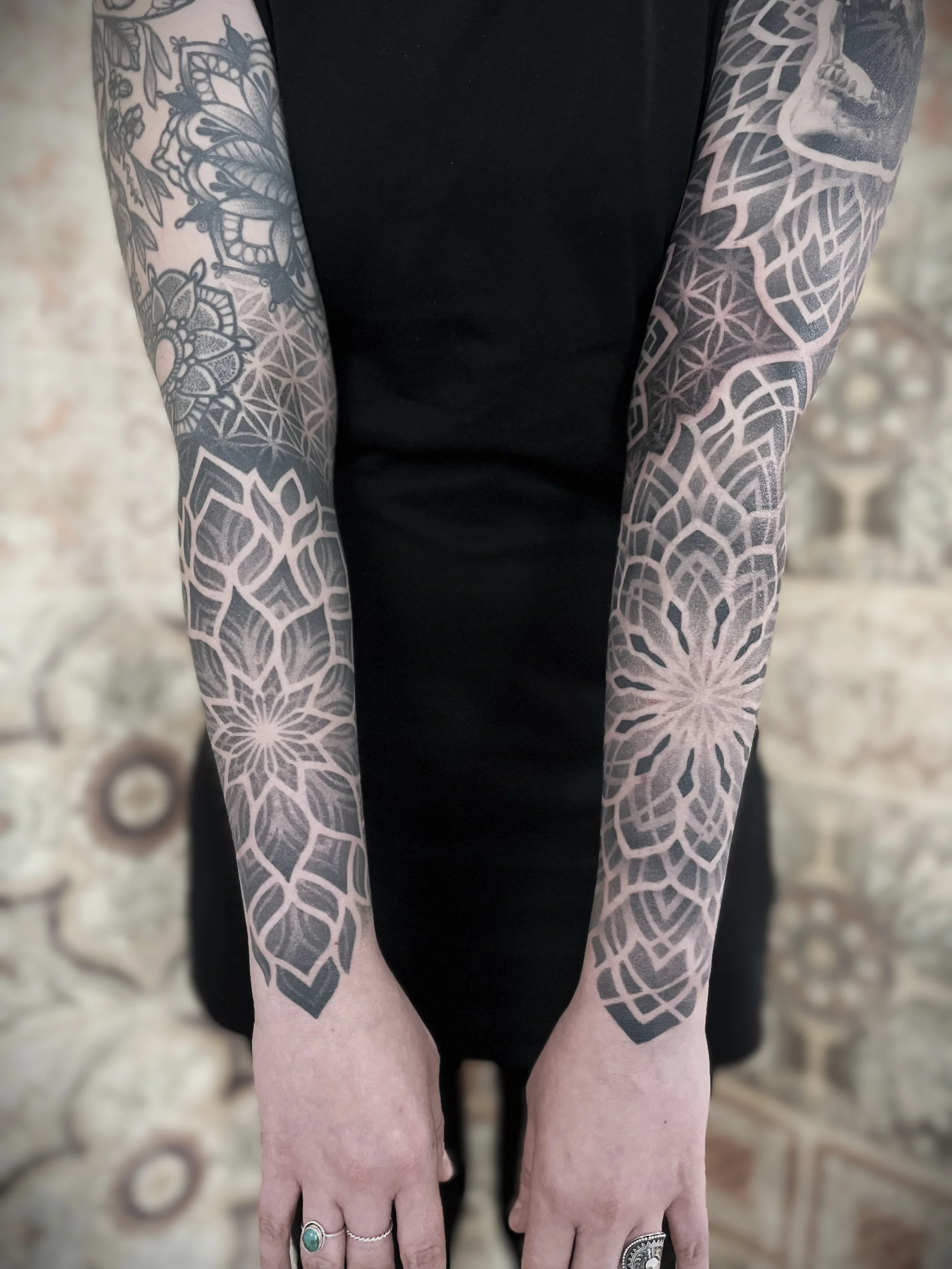 geometricke tetovani-predlokti-mandala-dotwork-praha.webp