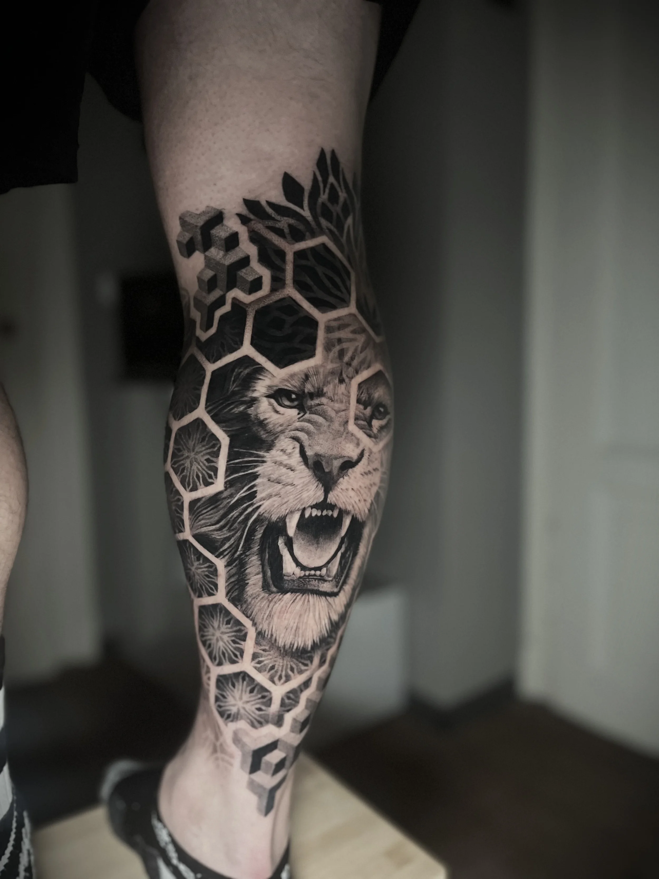 realisticky-lev-tetovani-lytko-muz.webp