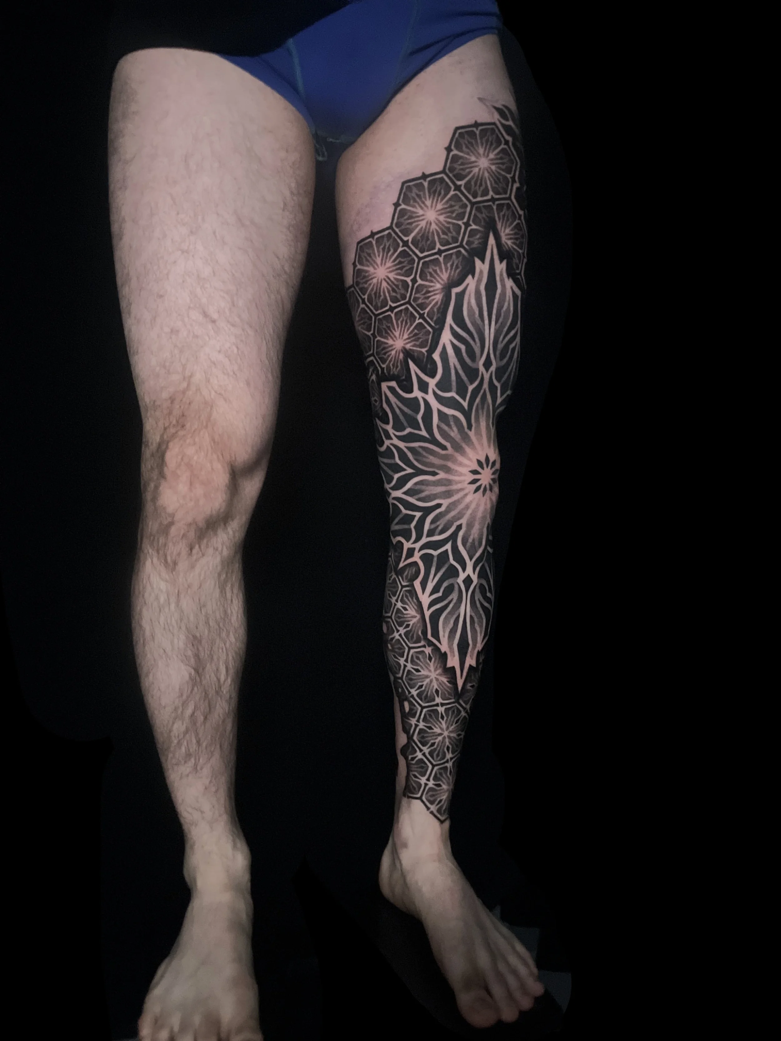 muz-geometricke-tetovani-nohav-mandala.webp