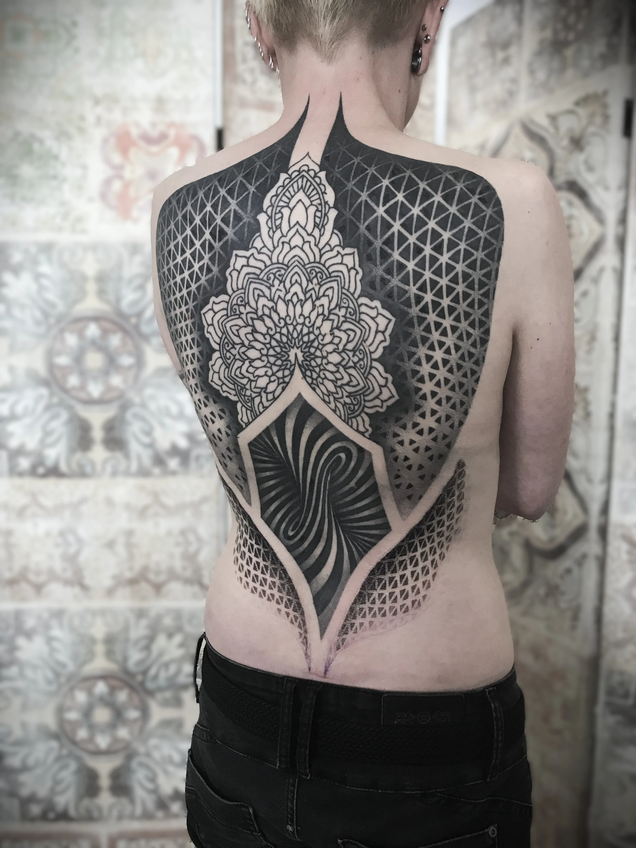 tetovani-zada-geometricke-dotwork-mandala-praha.webp